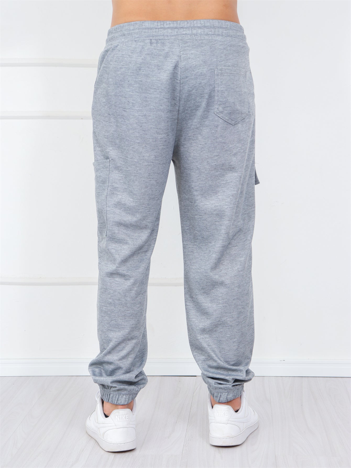 Calça Masculina Jogger Com Bolso Lateral E Estampa Frontal Calça Masculina Jogger Com Bolso Lateral E Estampa Frontal