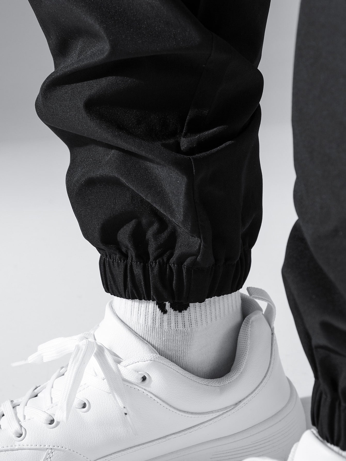 Calça Masculina Cargo Solta Bolsos Sobrepostos E Cintura Ajustável Calça Masculina Cargo Solta Bolsos Sobrepostos E