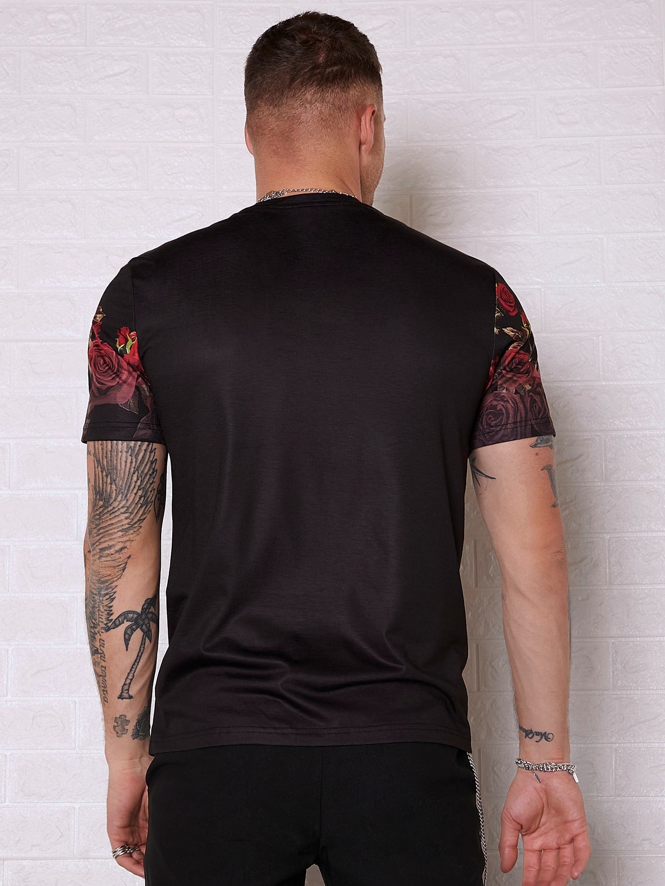 Camiseta Masculina Slim Estampa De Rosas Vermelhas Camiseta Masculina Slim Estampa De Rosas Vermelhas