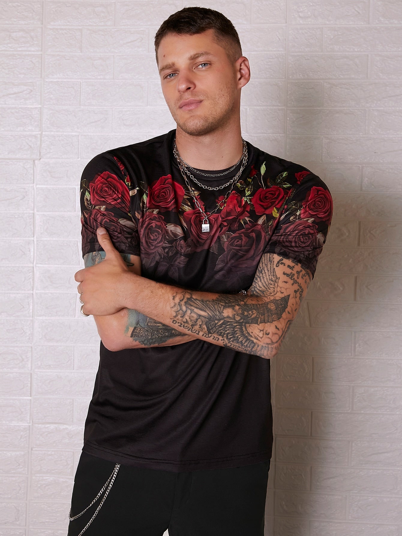 Camiseta Masculina Slim Estampa De Rosas Vermelhas Camiseta Masculina Slim Estampa De Rosas Vermelhas