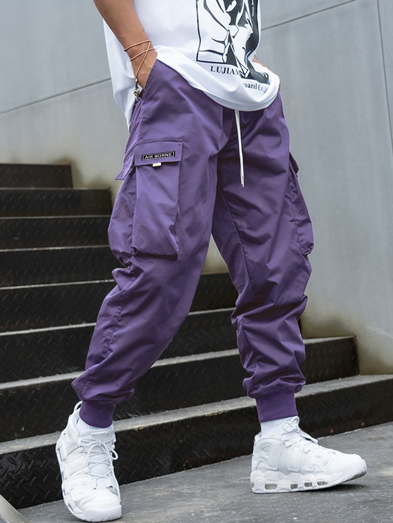 Calça Masculina Cargo Com Estampa Gráfica E Bolsos Sobrepostos Roxo / PP Calça Masculina Cargo Com Estampa Gráfica E