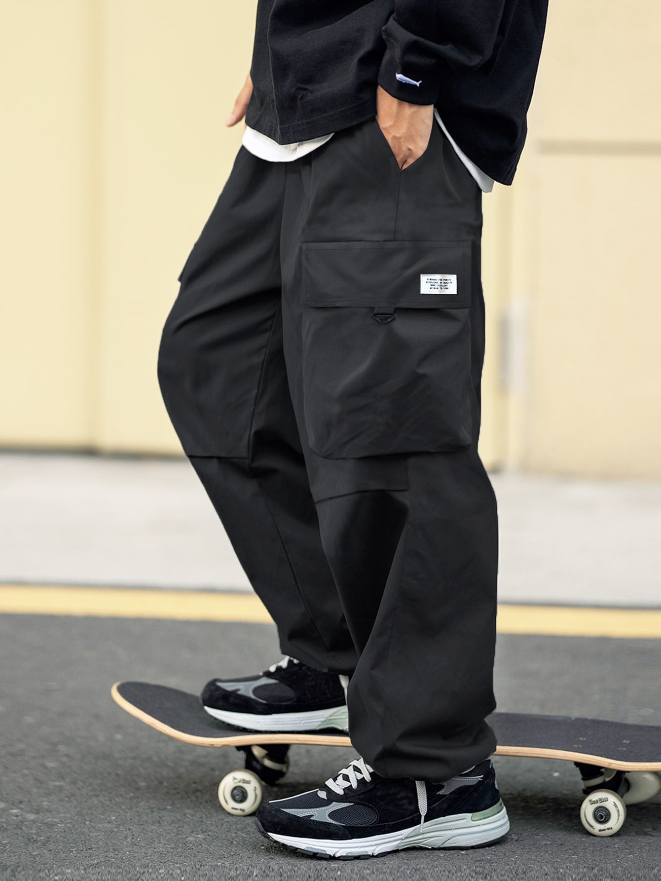 Calça Masculina Cargo Oversized Com Estampa Bolsos Sobrepostos Preto / PP Calça Masculina Cargo Com Corrente Decorativa