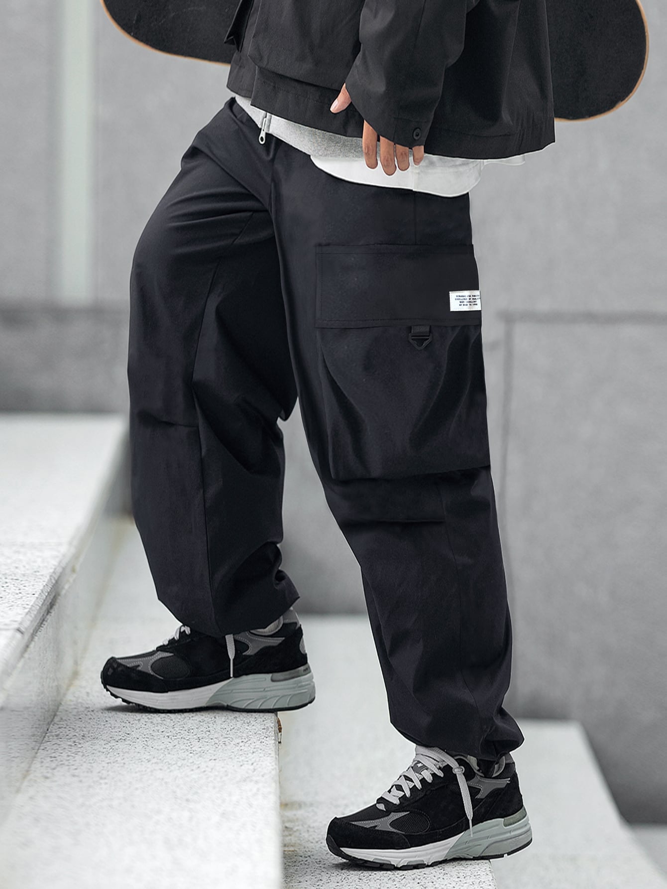 Calça Masculina Cargo Oversized Com Estampa Bolsos Sobrepostos Calça Masculina Cargo Com Corrente Decorativa Bolsos