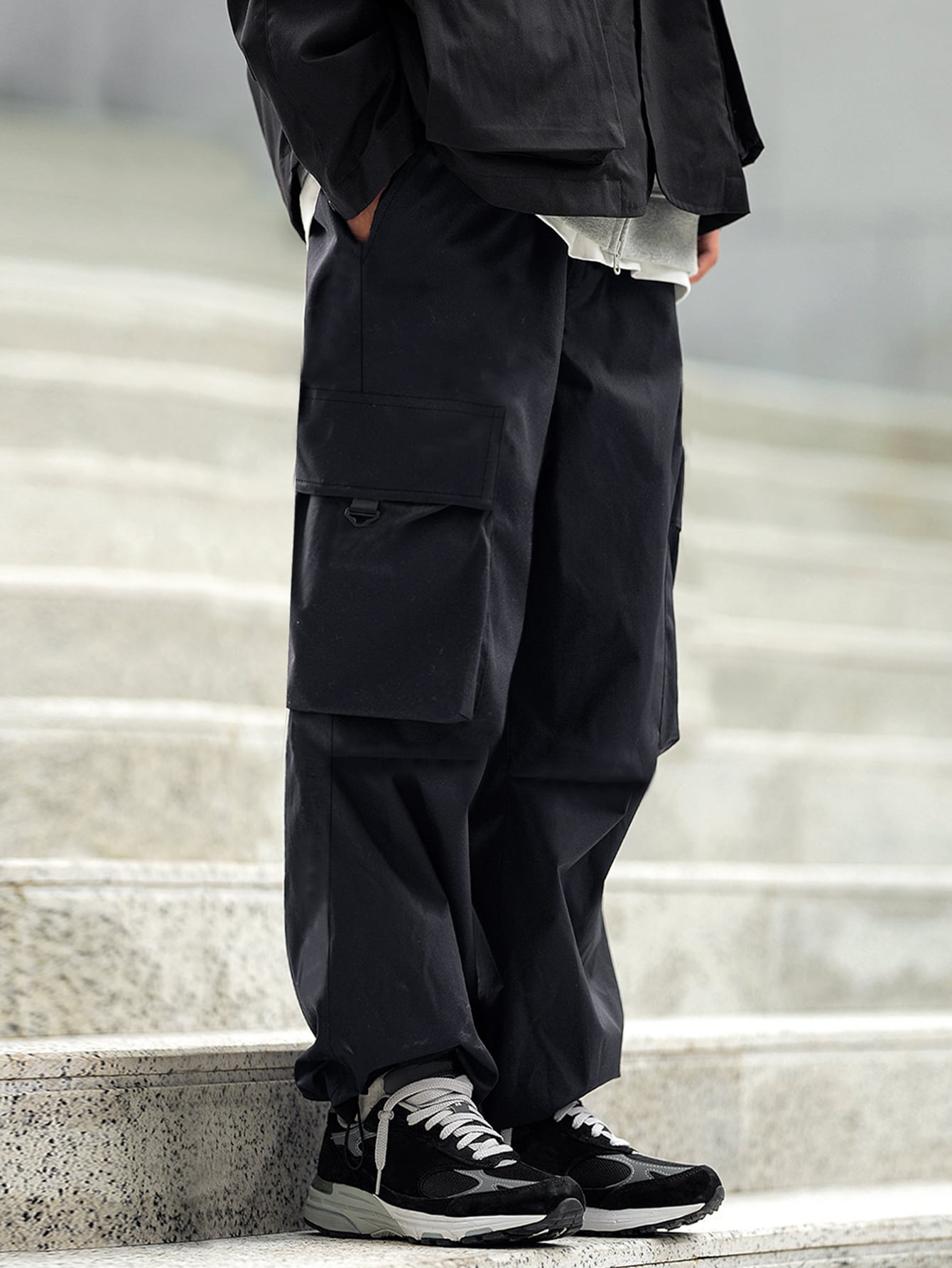 Calça Masculina Cargo Oversized Com Estampa Bolsos Sobrepostos Calça Masculina Cargo Com Corrente Decorativa Bolsos