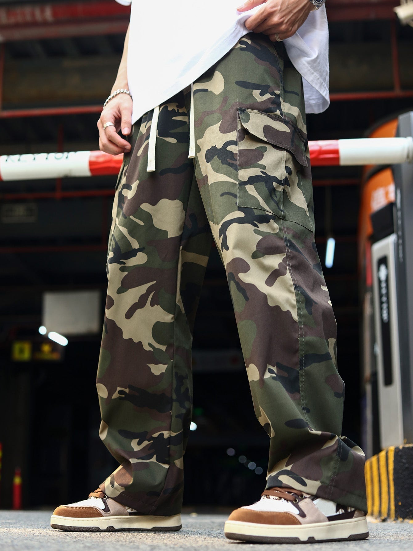 Calça Masculina Cargo Solta Estampa Camuflada Bolsos Sobrepostos Verde Militar / PP Calça Masculina Cargo Solta Estampa