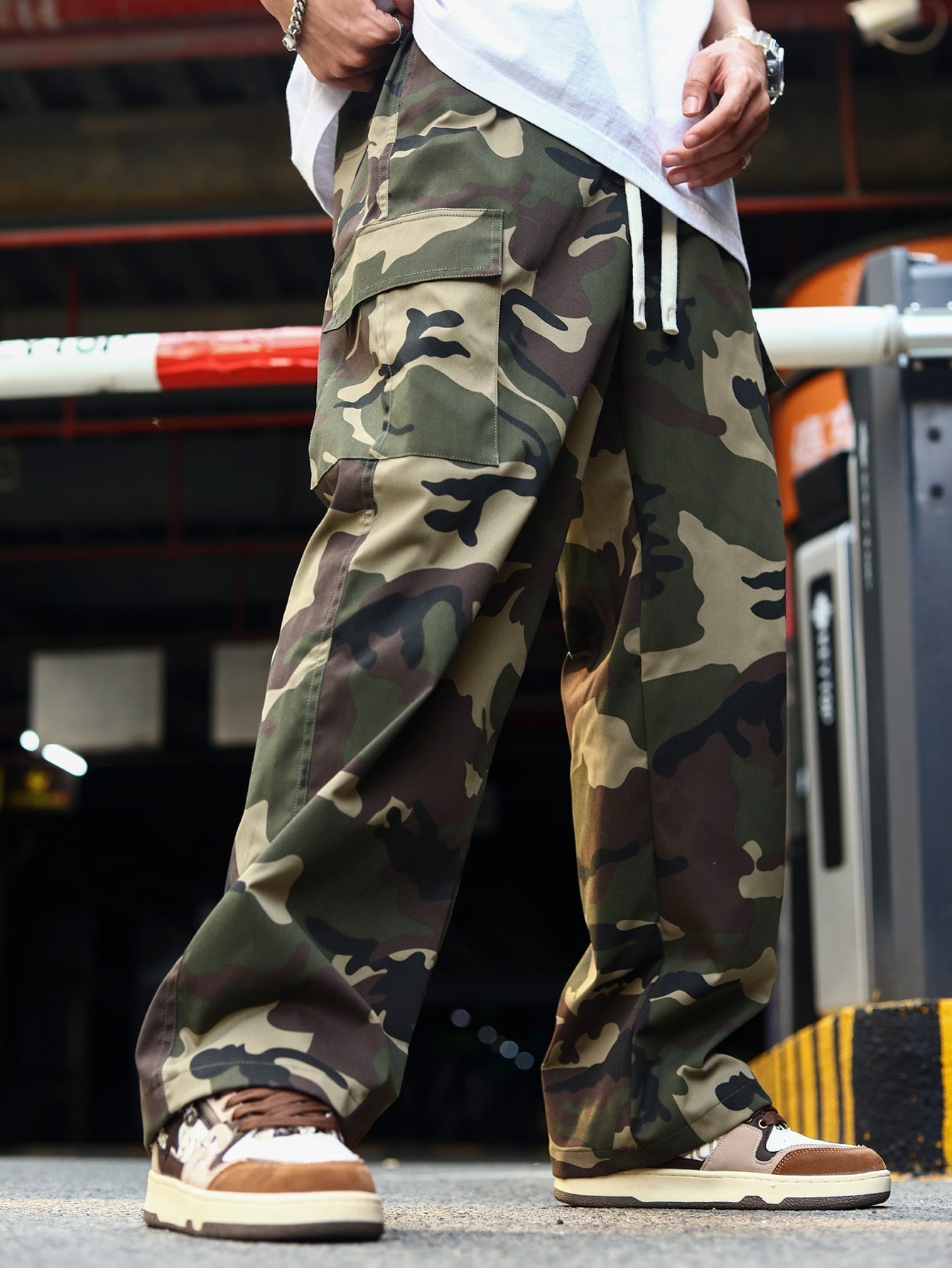 Calça Masculina Cargo Solta Estampa Camuflada Bolsos Sobrepostos Calça Masculina Cargo Solta Estampa Camuflada Bolsos