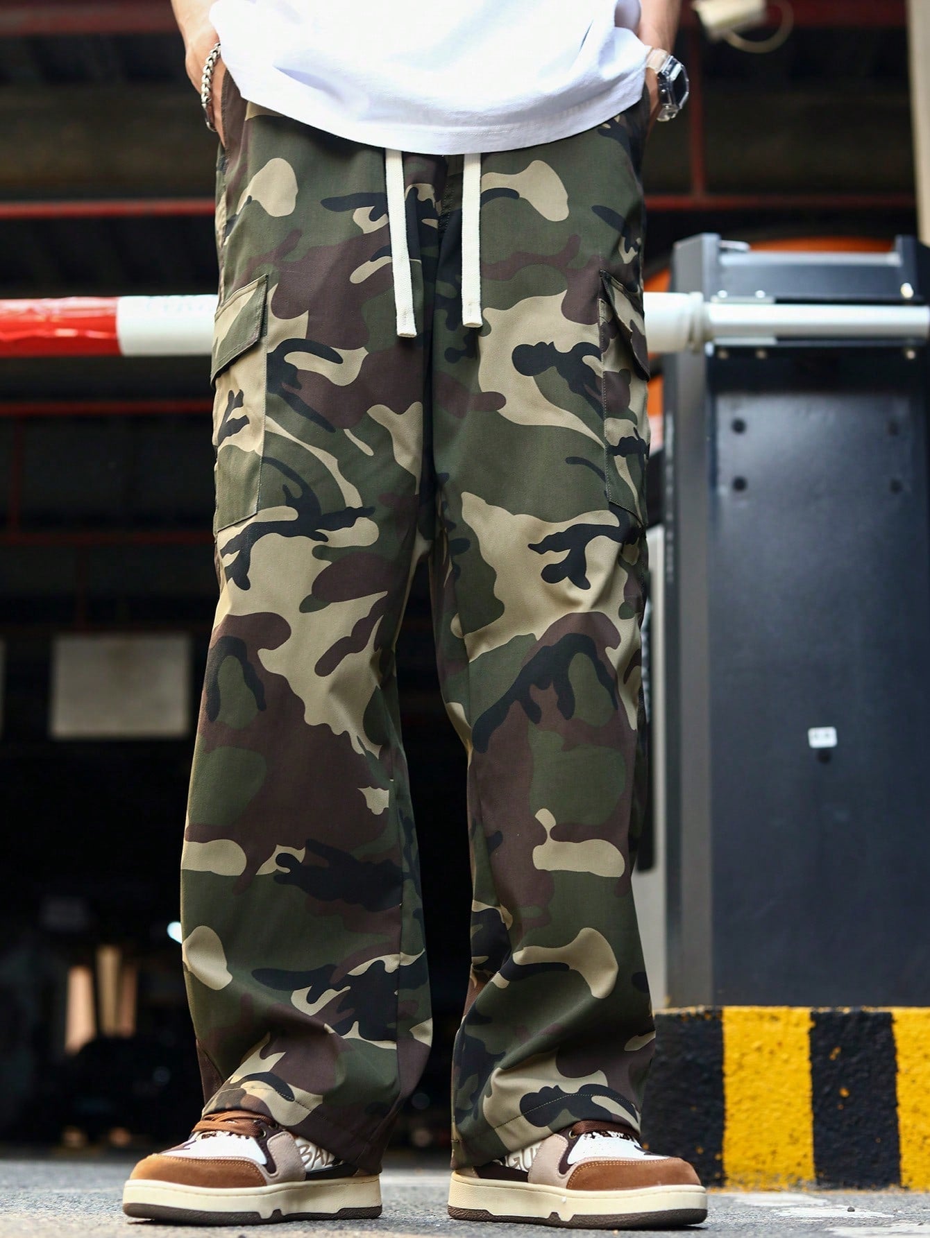 Calça Masculina Cargo Solta Estampa Camuflada Bolsos Sobrepostos Calça Masculina Cargo Solta Estampa Camuflada Bolsos