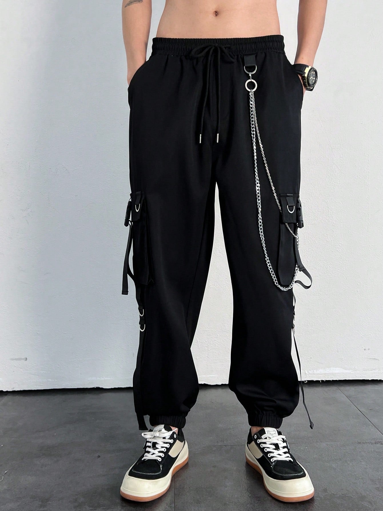 Calça Masculina Cargo Com Corrente Decorativa Bolsos Sobrepostos Calça Masculina Cargo Com Corrente Decorativa Bolsos