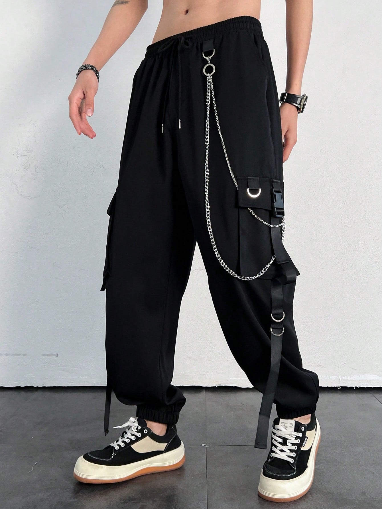 Calça Masculina Cargo Com Corrente Decorativa Bolsos Sobrepostos Calça Masculina Cargo Com Corrente Decorativa Bolsos