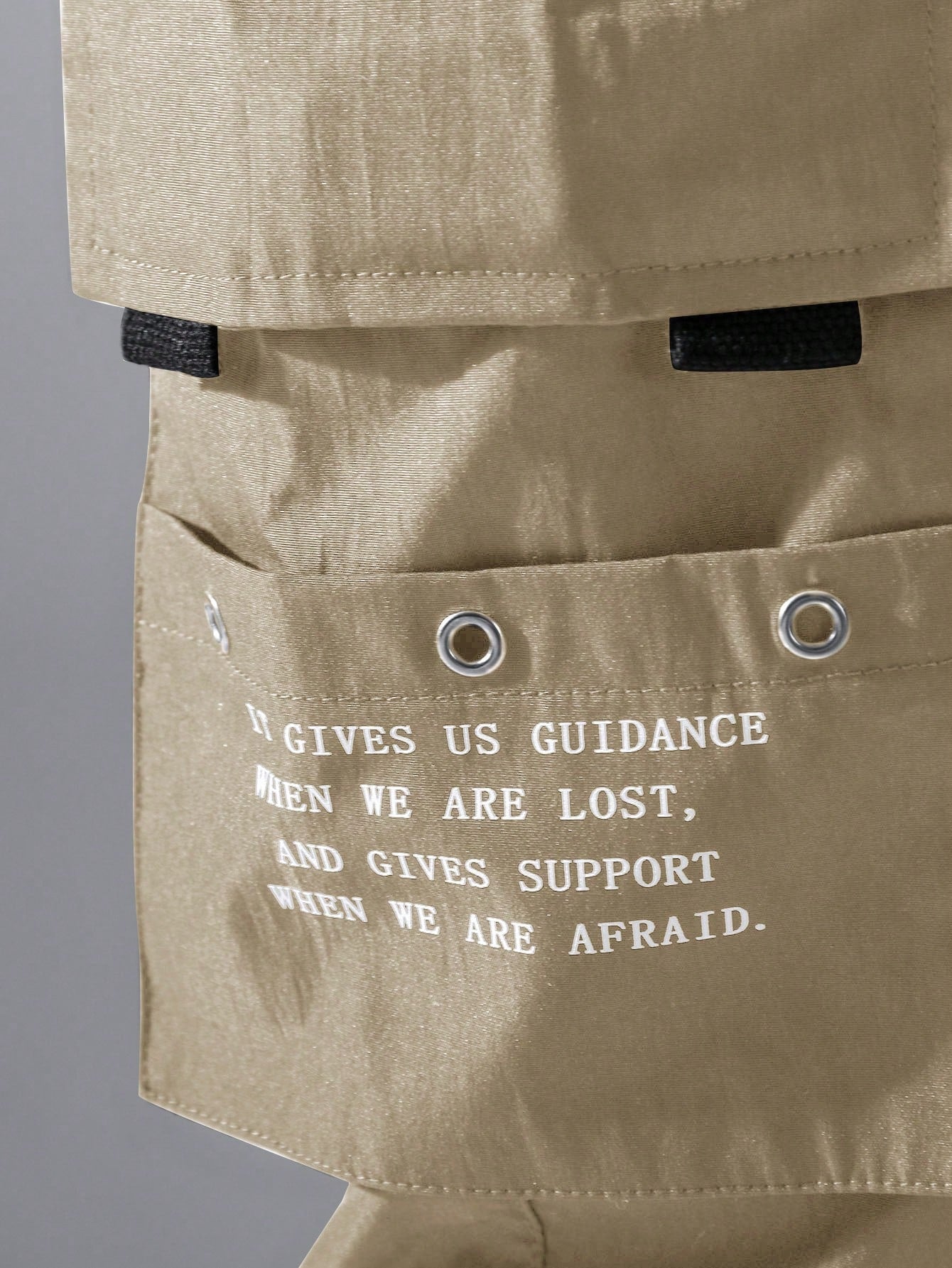 Calça Masculina Cargo Solta Estampa Gráfica E Detalhes Metálicos Calça Masculina Cargo Solta Estampa Gráfica E Detalhes