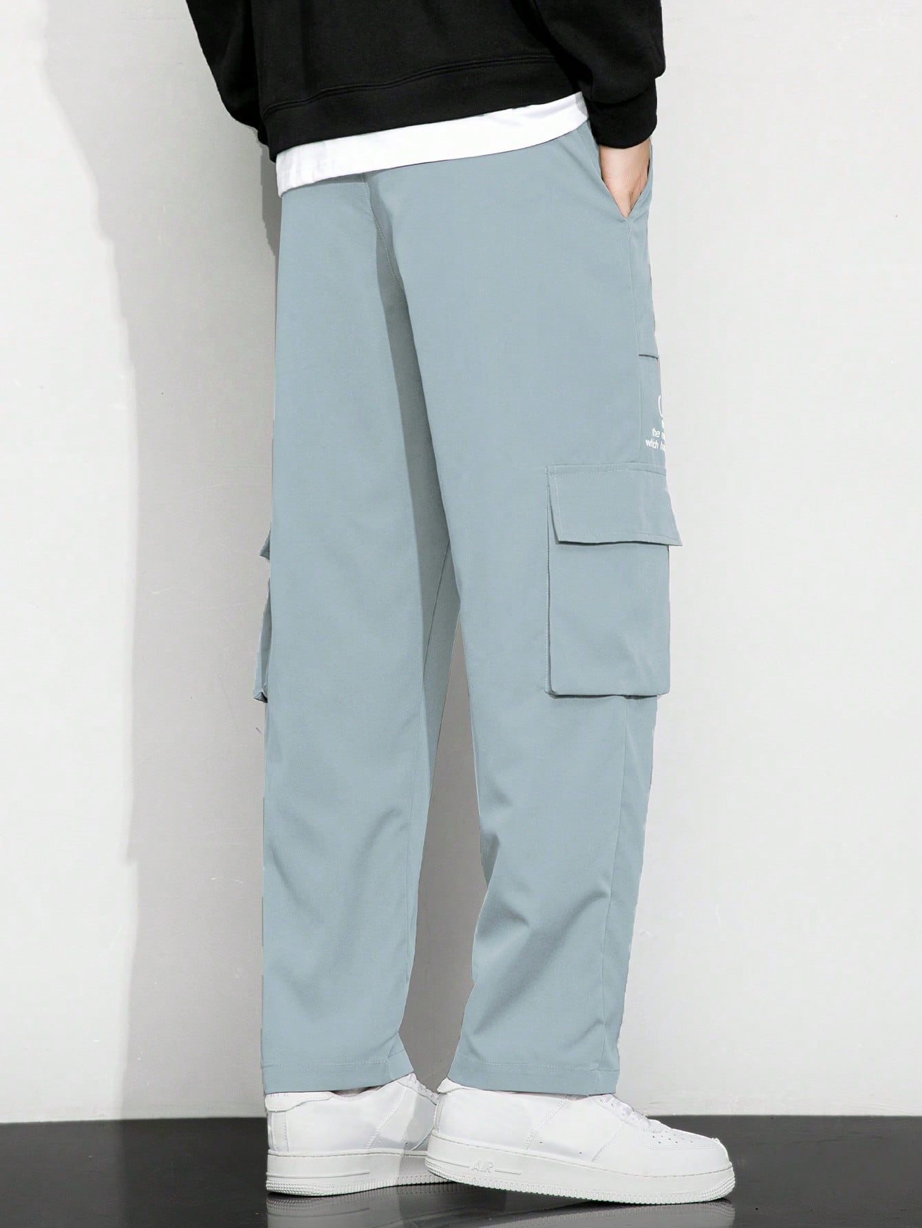 Calça Masculina Cargo Solta Estampa Gráfica E Bolsos Sobrepostos Calça Masculina Cargo Solta Estampa Gráfica E Bolsos