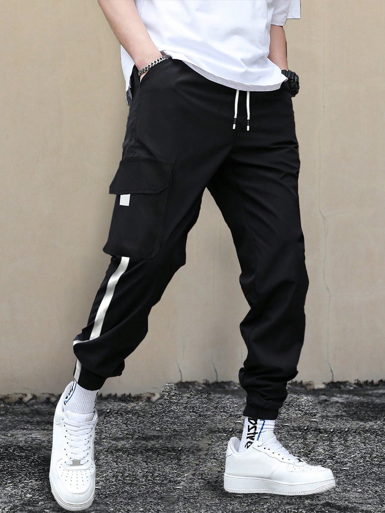 Calça Masculina Jogger Com Faixa Lateral E Bolsos Cargo Preto / PP Calça Masculina Jogger Com Faixa Lateral E Bolsos