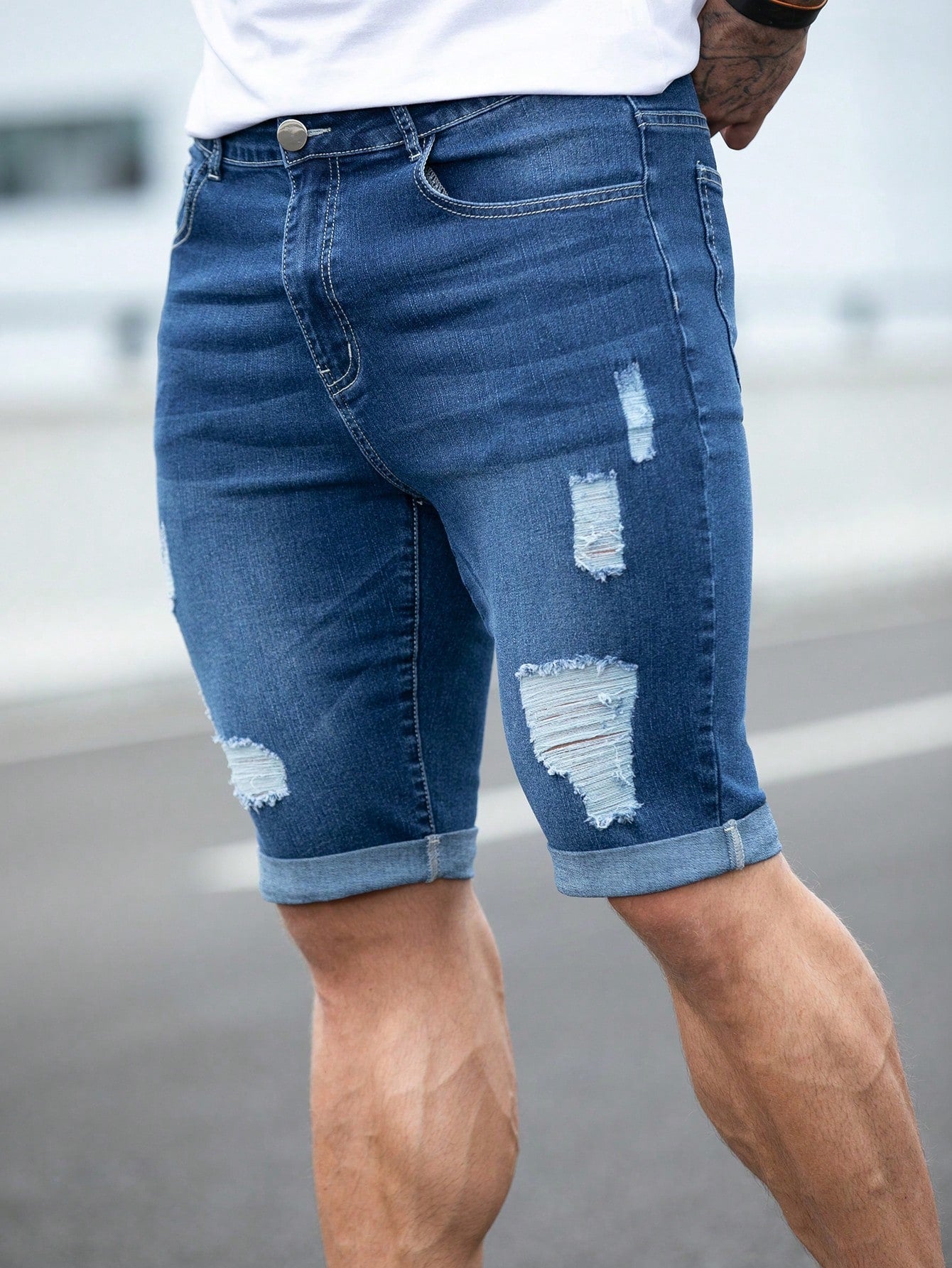 Shorts Masculino Jeans Destroyed Com Barra Desfiada Shorts Masculino Jeans Destroyed Com Barra Desfiada