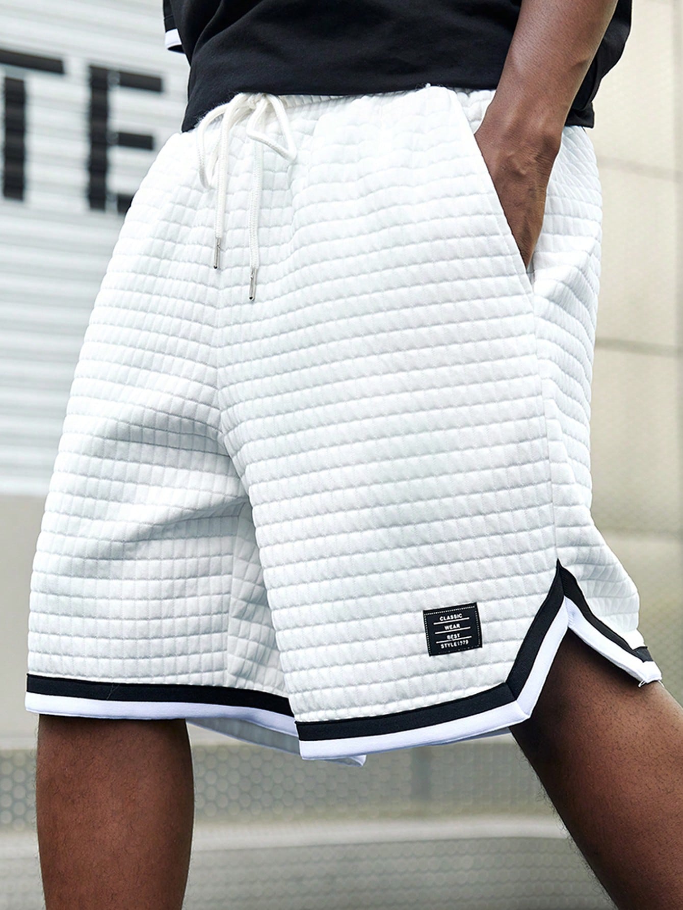 Shorts Masculino Matelassê Cós Ajustável E Detalhes Contrastantes Branco / PP Shorts Masculino Matelassê Cós Ajustável