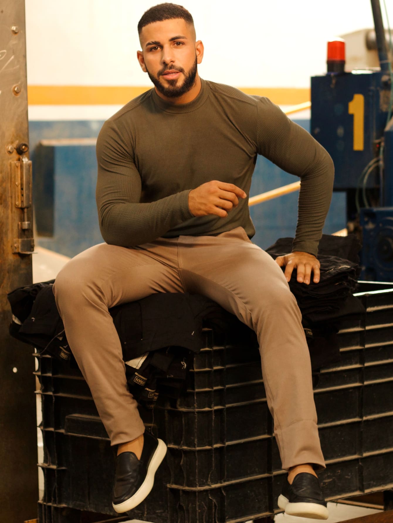 Calça Masculina Jeans Slim Fit Com Lavagem Média E Design Clean Calça Masculina Jeans Slim Fit Com Lavagem Média E