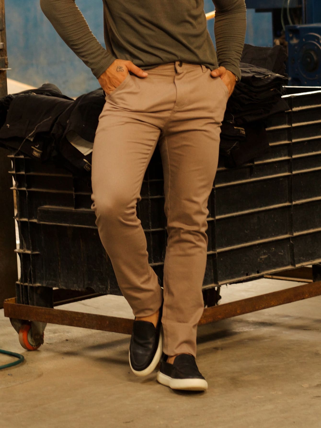 Calça Masculina Jeans Slim Fit Com Lavagem Média E Design Clean Calça Masculina Jeans Slim Fit Com Lavagem Média E