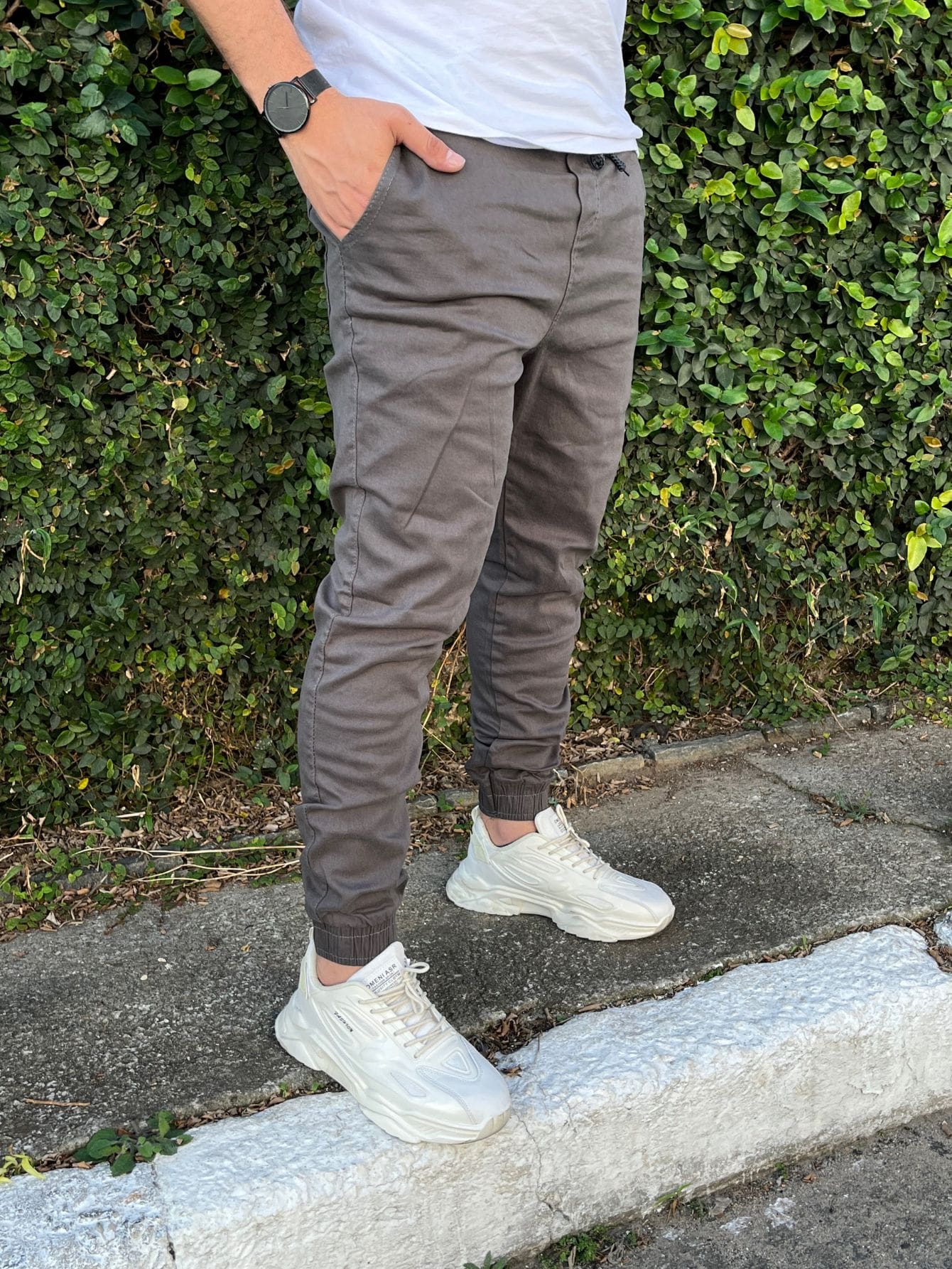 Calça Masculina Jogger Slim Fit Com Elástico Na Barra Calça Masculina Jogger Slim Fit Com Elástico Na Barra