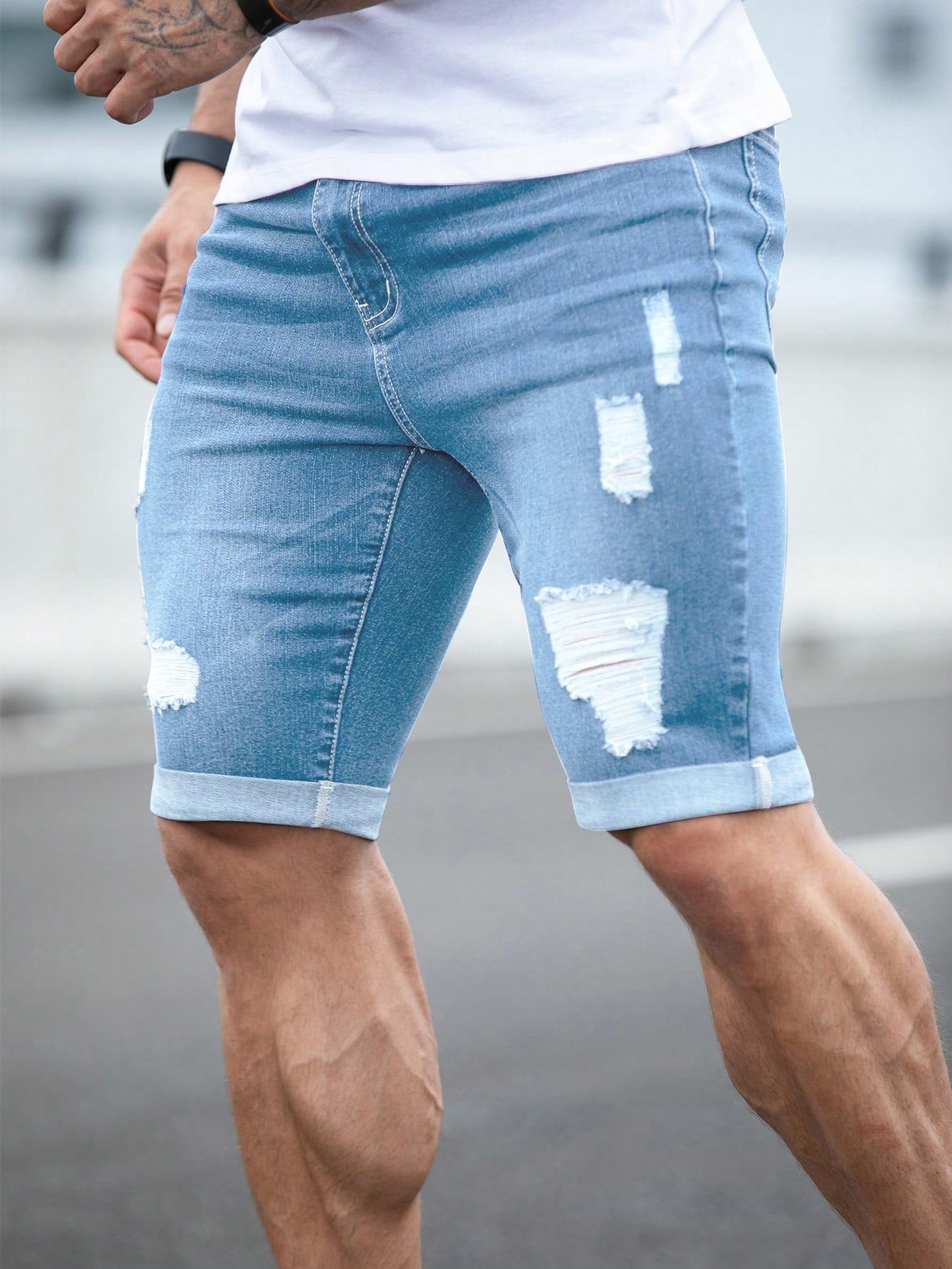 Shorts Masculino Jeans Destroyed Com Barra Desfiada Lavagem Clara / PP Shorts Masculino Jeans Destroyed Com Barra