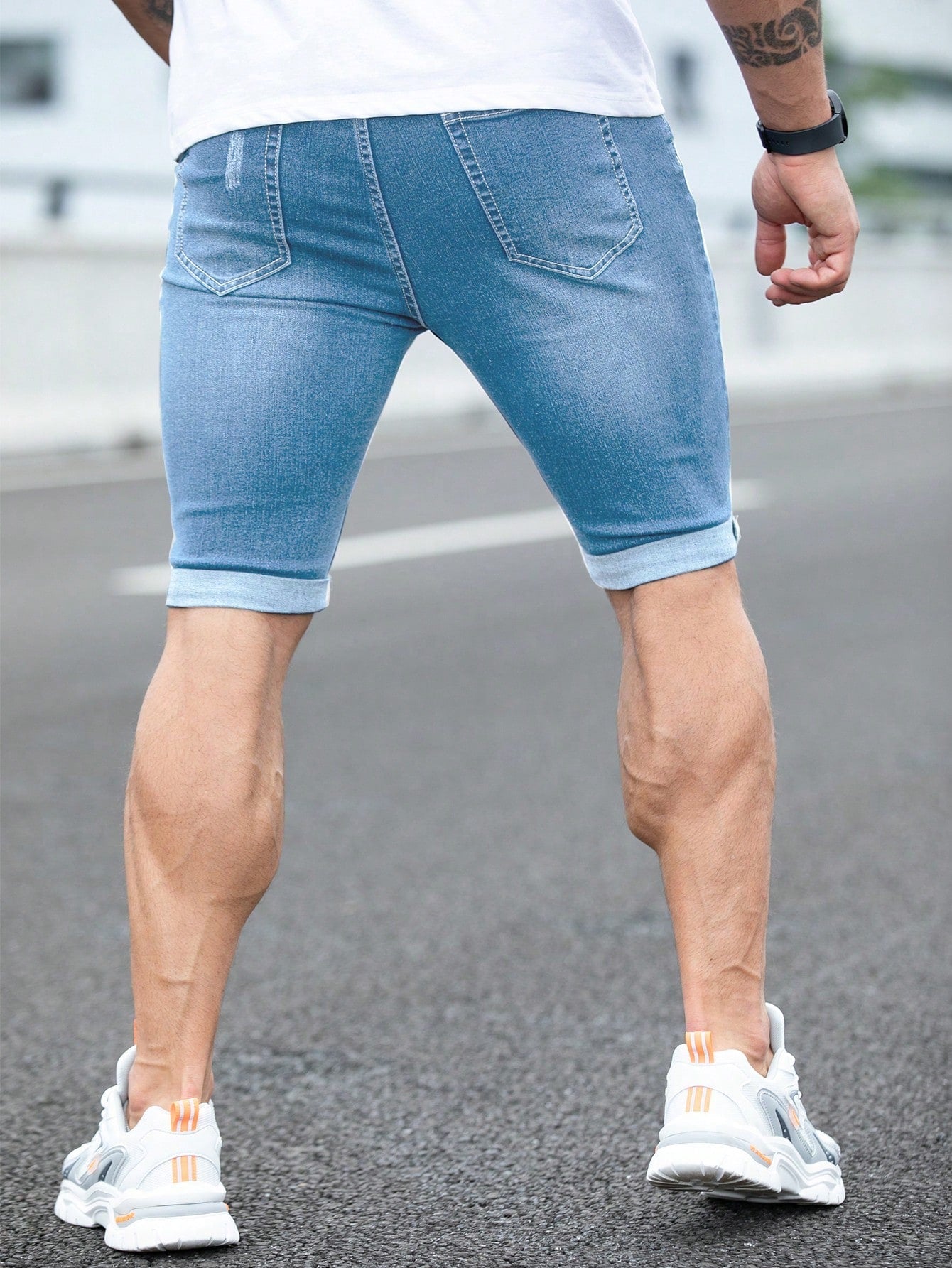 Shorts Masculino Jeans Destroyed Com Barra Desfiada Shorts Masculino Jeans Destroyed Com Barra Desfiada