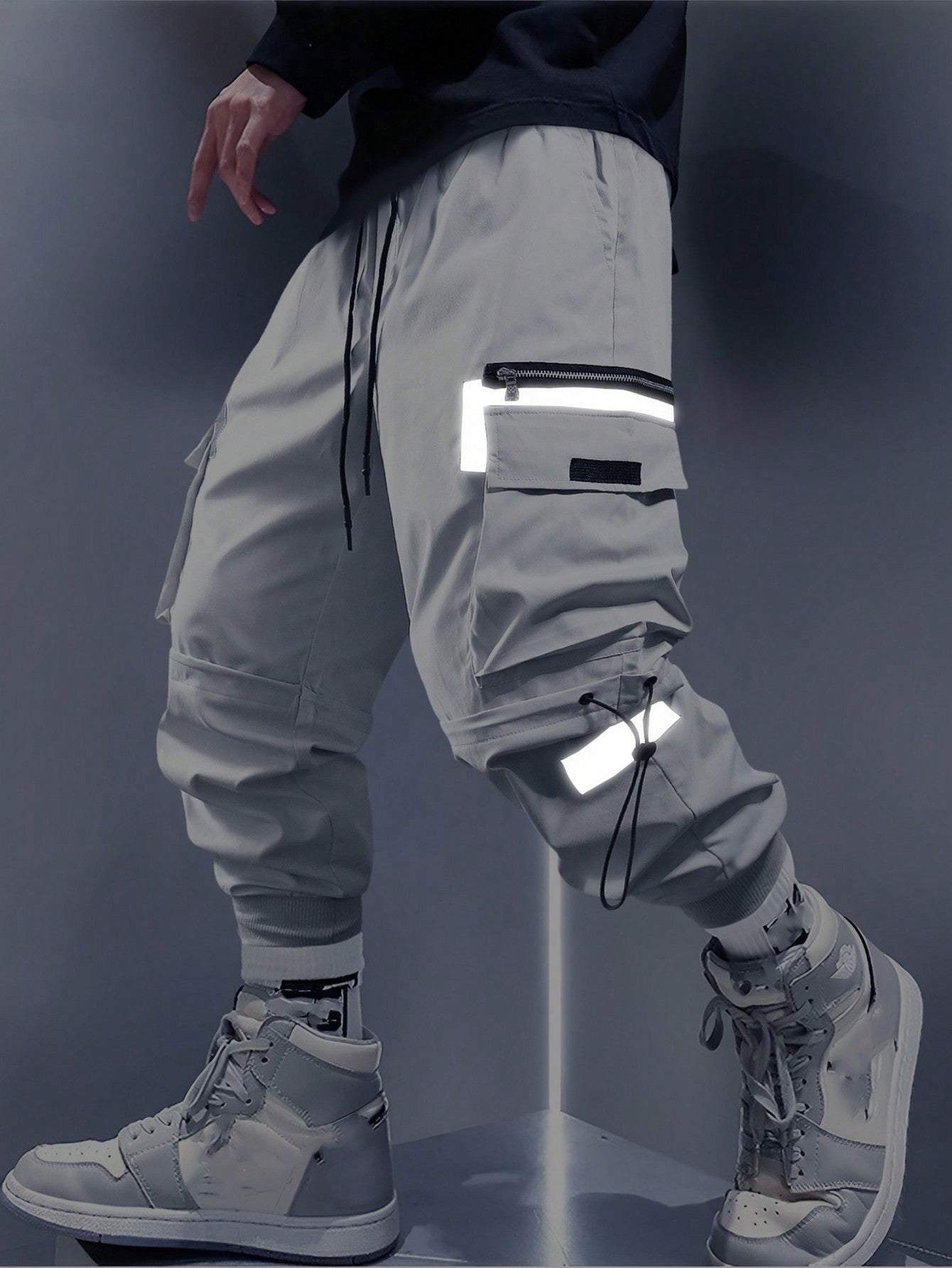 Calça Masculina Cargo Oversized Bolsos Grandes E Punhos Elásticos Calça Masculina Cargo Oversized Bolsos Grandes E