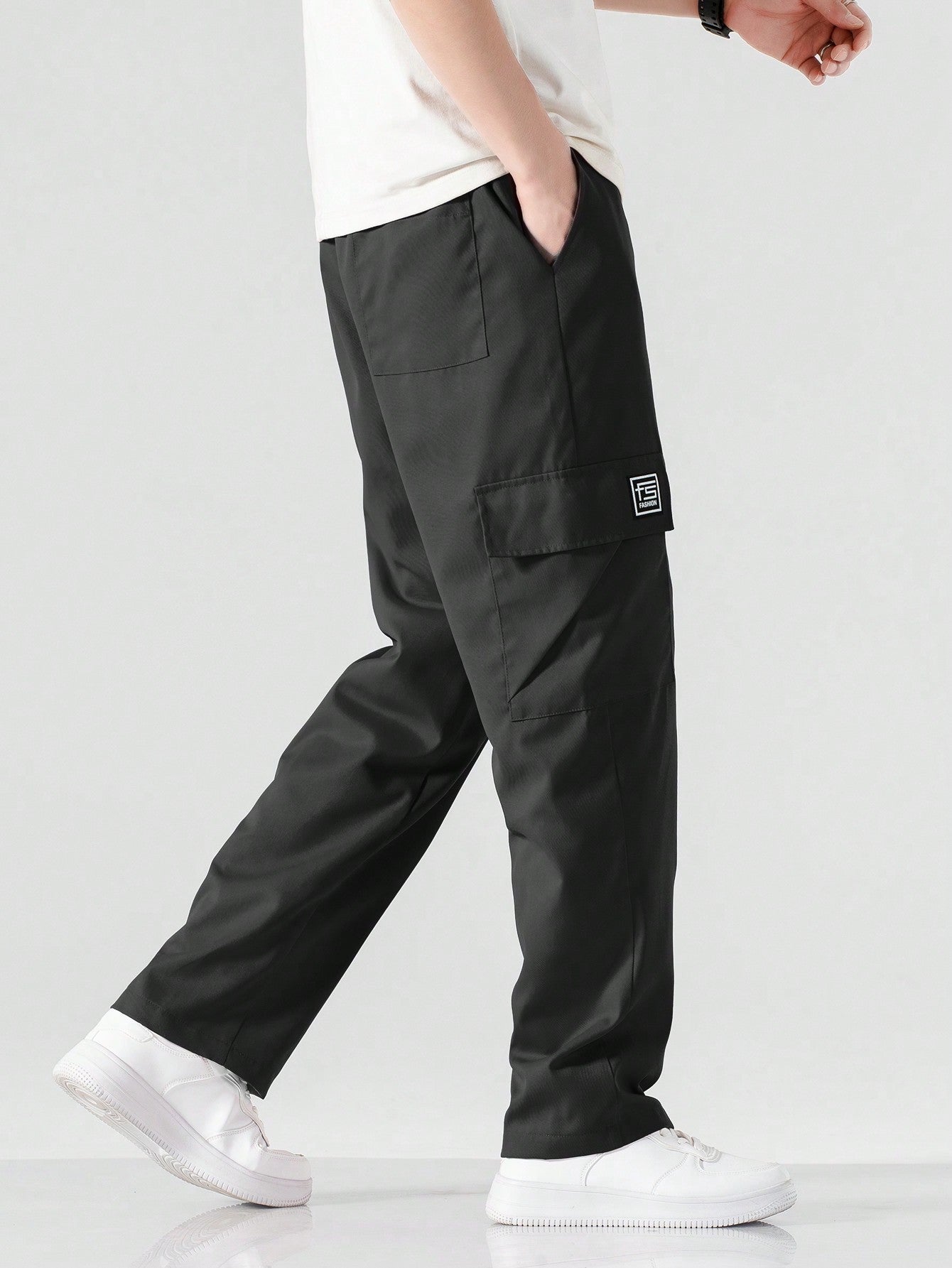 Calça Masculina Cargo Solta Com Patch Letras E Bolsos Sobrepostos Calça Masculina Cargo Solta Com Patch Letras E Bolsos