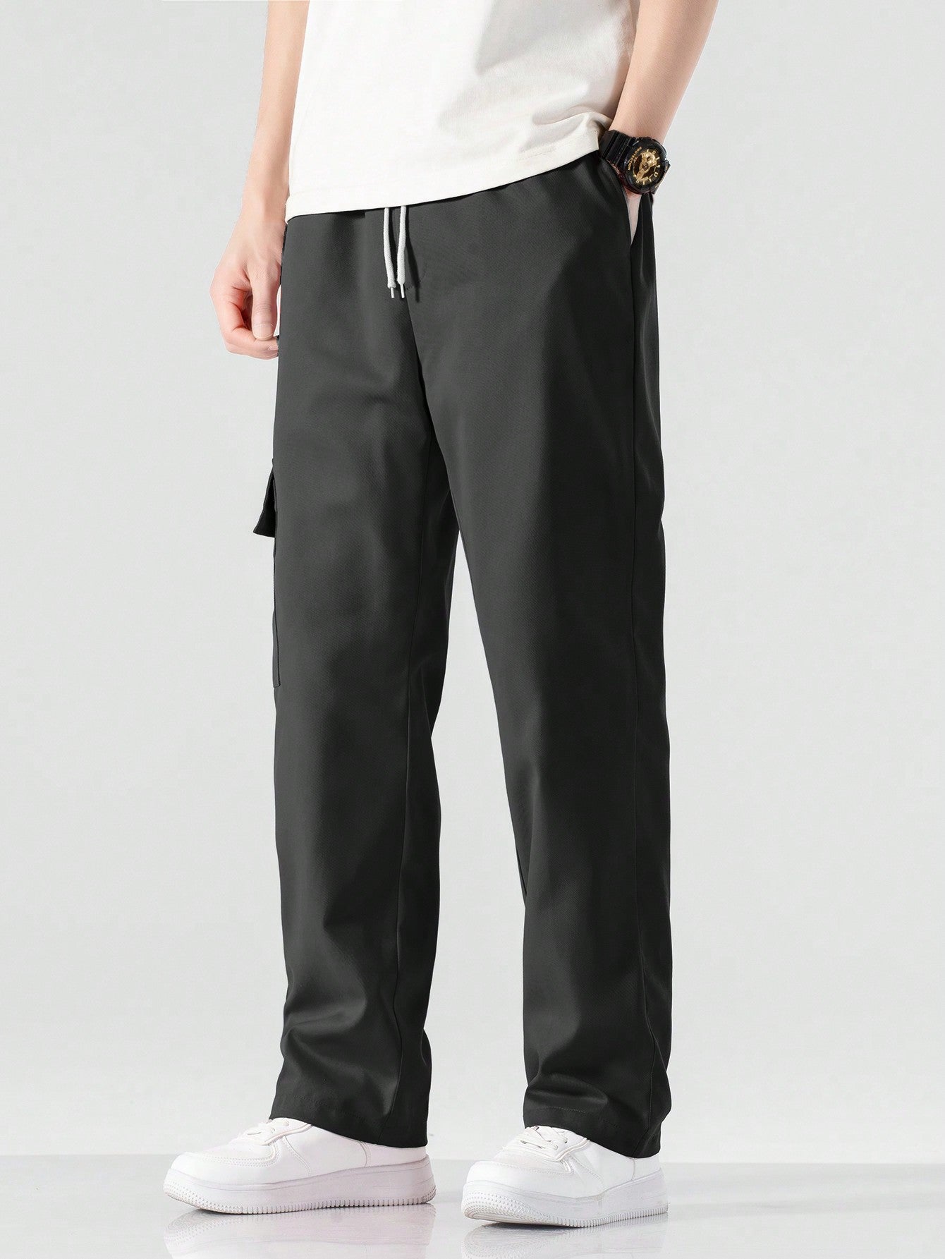 Calça Masculina Cargo Solta Com Patch Letras E Bolsos Sobrepostos Calça Masculina Cargo Solta Com Patch Letras E Bolsos