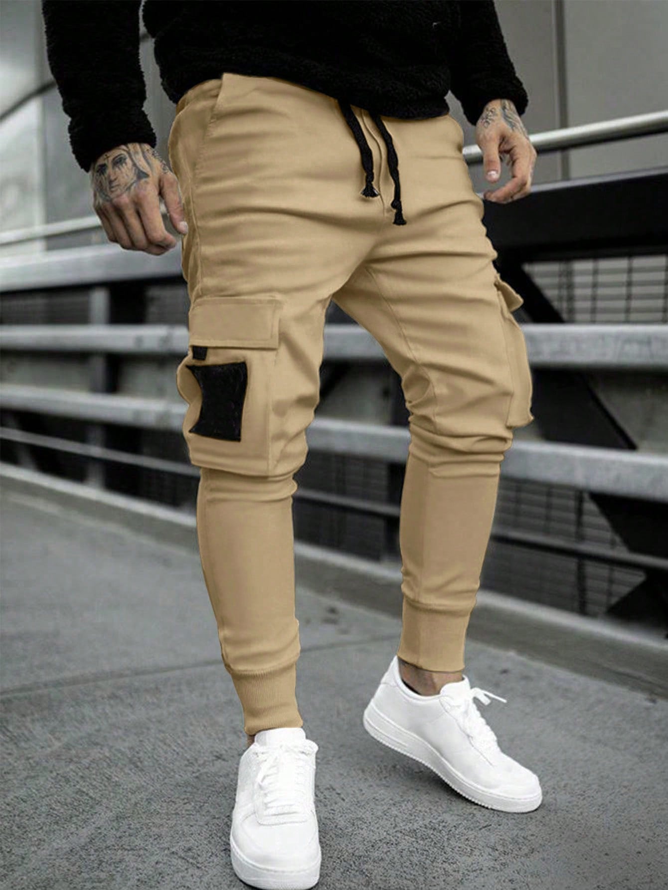 Calça Masculina Cargo Solta Bolsos Sobrepostos E Blocos De Cor Caqui / PP Calça Masculina Cargo Solta Bolsos