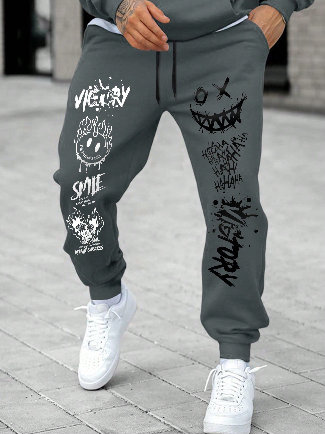 Calça Masculina Jogger Com Estampas Grafitadas Urbanas Chumbo / PP Calça Masculina Jogger Com Estampas Grafitadas