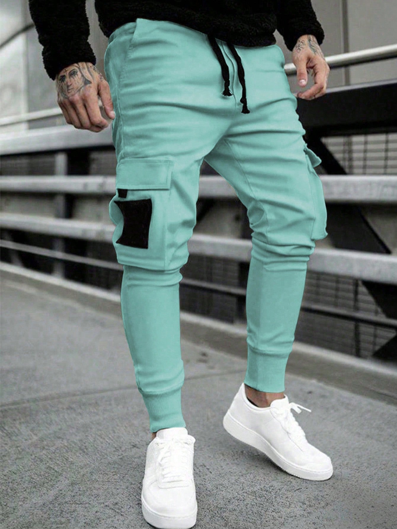 Calça Masculina Cargo Solta Bolsos Sobrepostos E Blocos De Cor Verde Menta / PP Calça Masculina Cargo Solta Bolsos