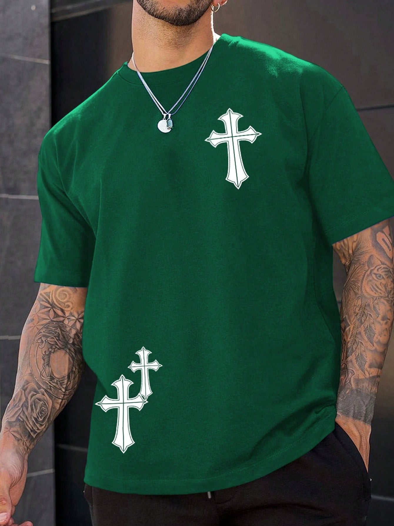 Camiseta Masculina Oversized Estampa De Cruz Minimalista Verde Escuro / PP Camiseta Masculina Oversized Estampa De Cruz