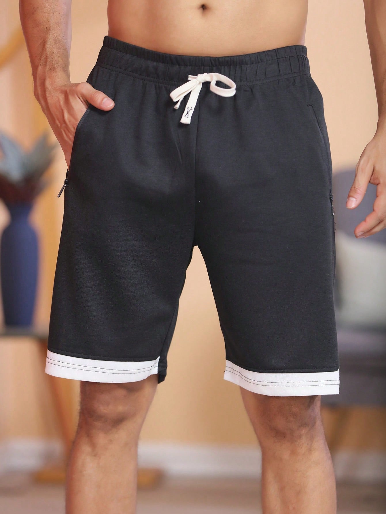 Shorts Masculino Esportivo Detalhes Contrastantes E Zíper Lateral Shorts Masculino Esportivo Detalhes Contrastantes E