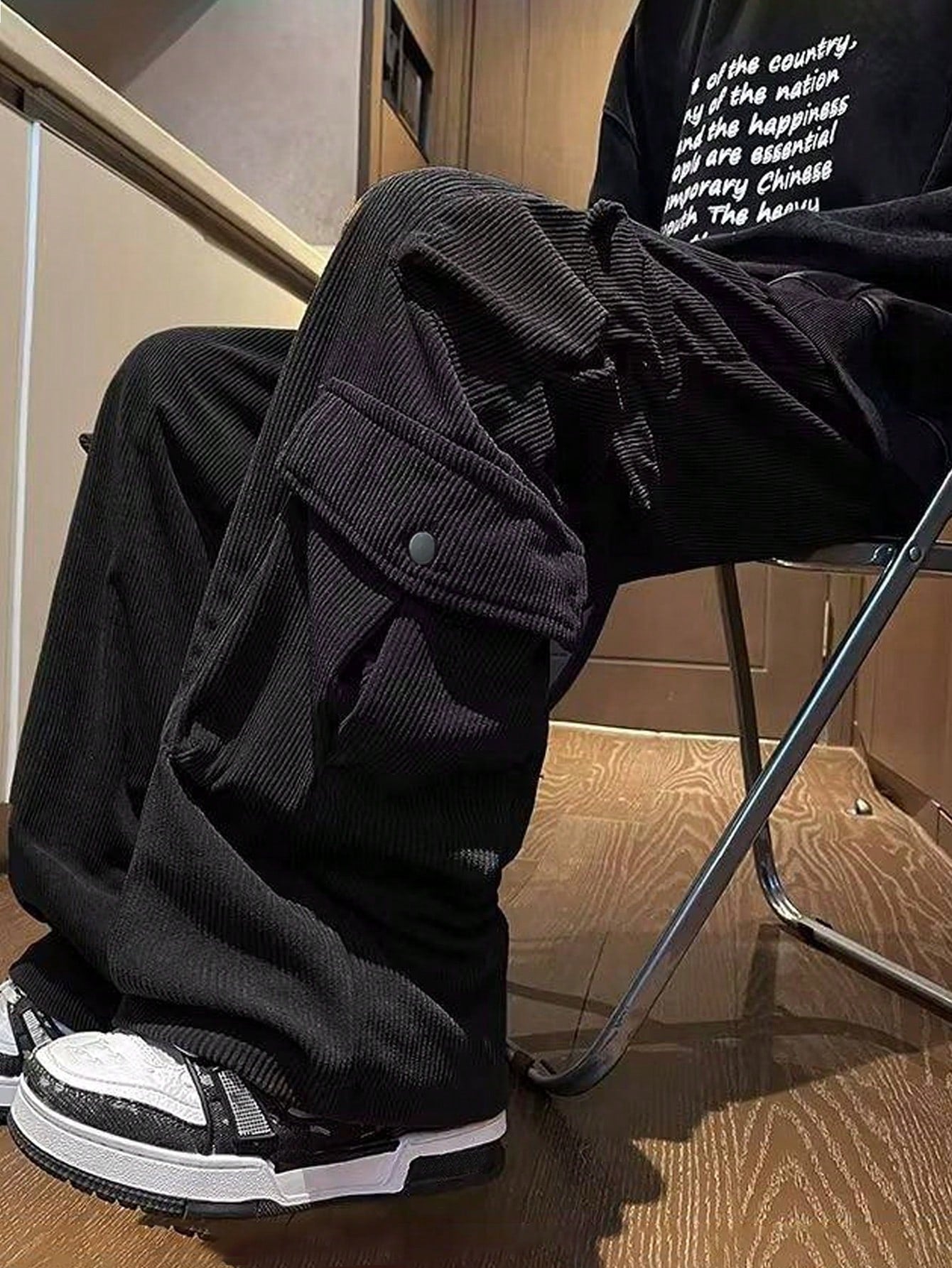 Calça Masculina Cargo Solta Bolsos Sobrepostos E Cintura Ajustável Calça Masculina Cargo Solta Bolsos Sobrepostos E