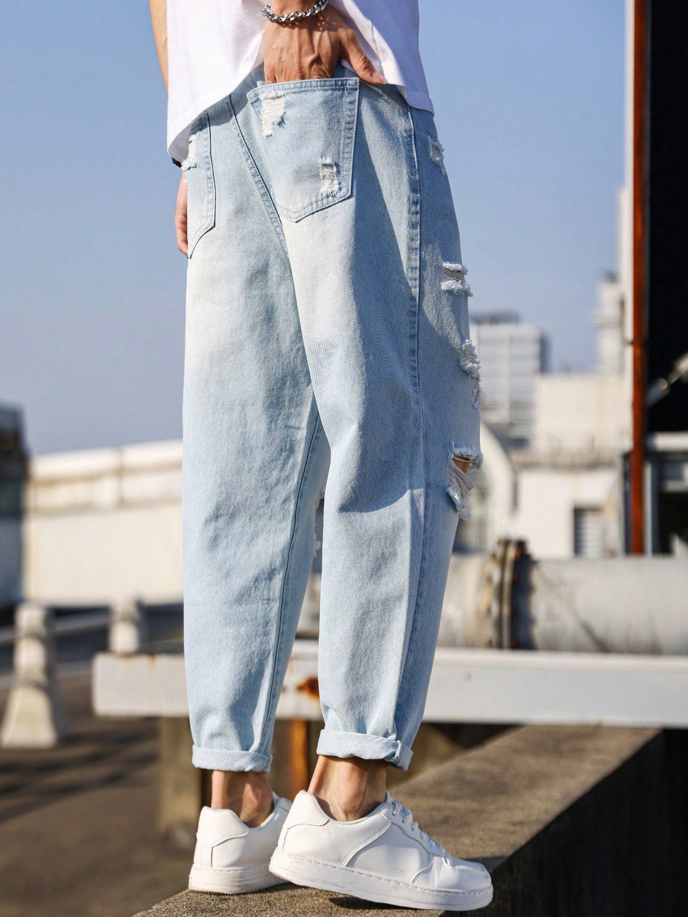 Calça Masculina Jeans Wide Fit Com Lavagem Desgastada E Rasgos Calça Masculina Jeans Wide Fit Com Lavagem Desgastada E