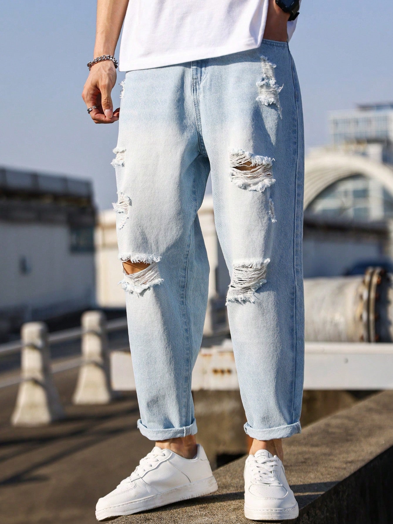 Calça Masculina Jeans Wide Fit Com Lavagem Desgastada E Rasgos Calça Masculina Jeans Wide Fit Com Lavagem Desgastada E