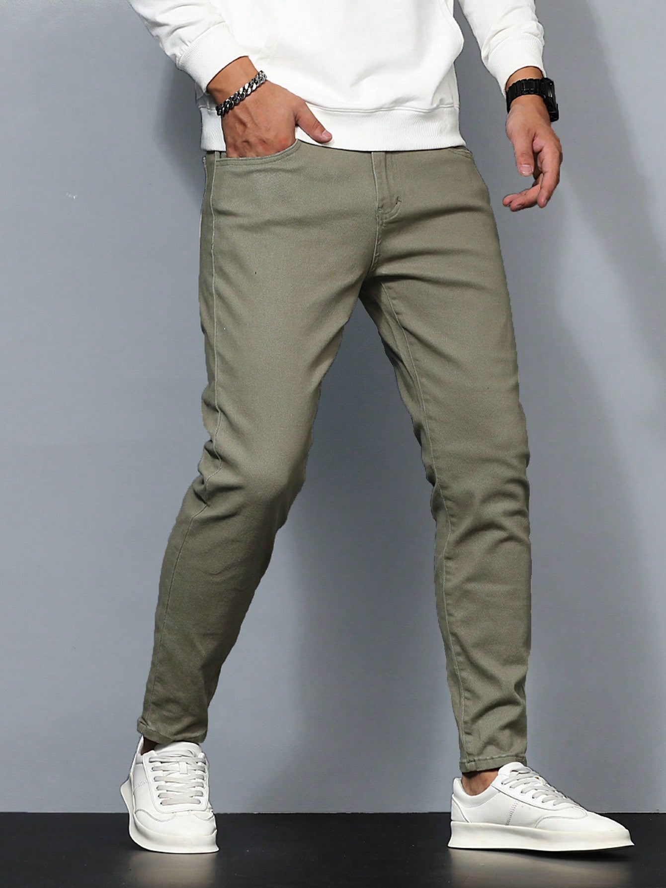 Calça Masculina Jeans Slim Fit Com Bolsos Diagonais E Design Moderno Calça Masculina Jeans Slim Fit Com Bolsos