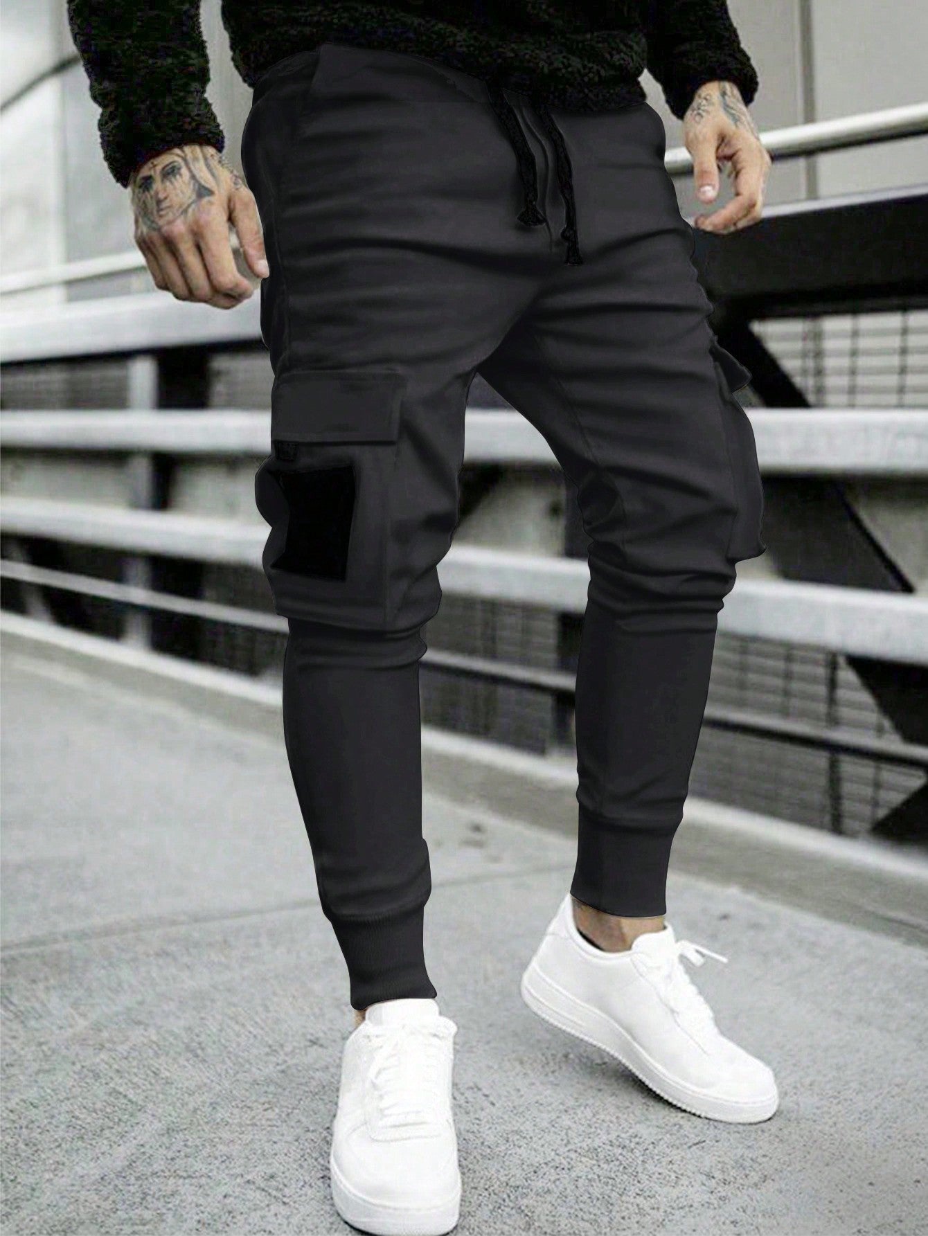 Calça Masculina Cargo Solta Bolsos Sobrepostos E Blocos De Cor Calça Masculina Cargo Solta Bolsos Sobrepostos E Blocos