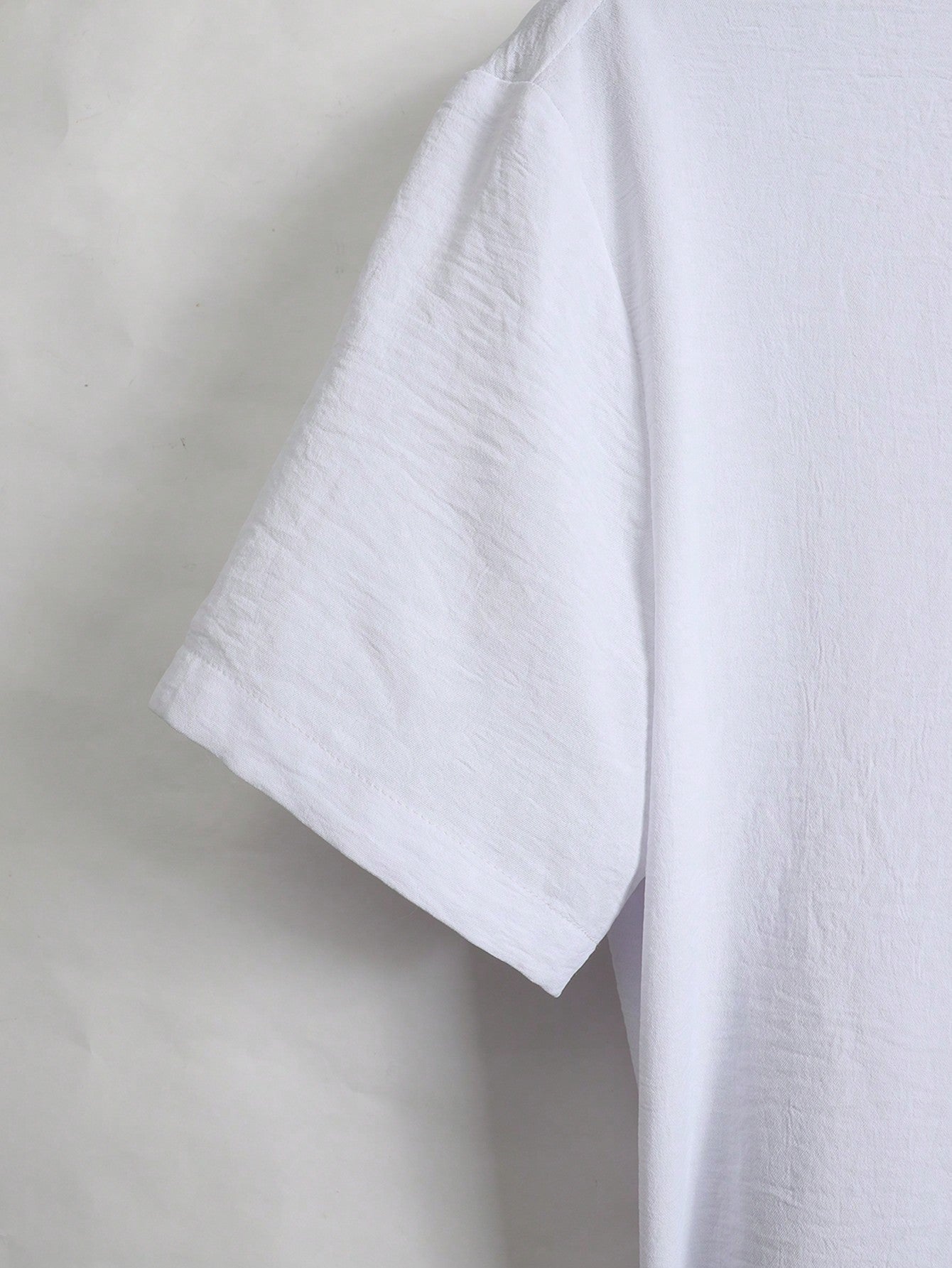 Conjunto Masculino Camisa Lisa E Calça Com Patch Decorativo Conjunto Masculino Camisa Lisa E Calça Com Patch Decorativo