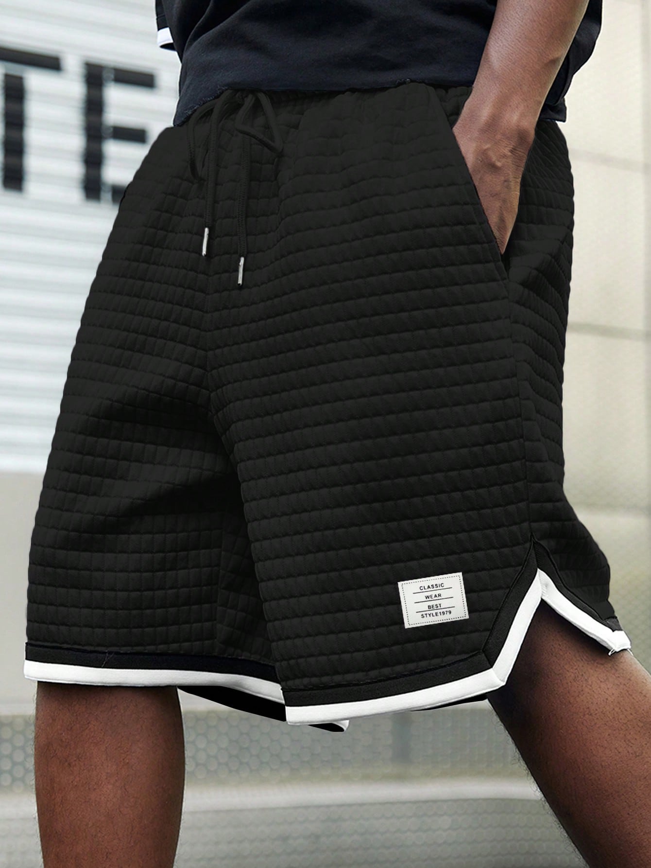 Shorts Masculino Matelassê Cós Ajustável E Detalhes Contrastantes Preto / PP Shorts Masculino Matelassê Cós Ajustável E