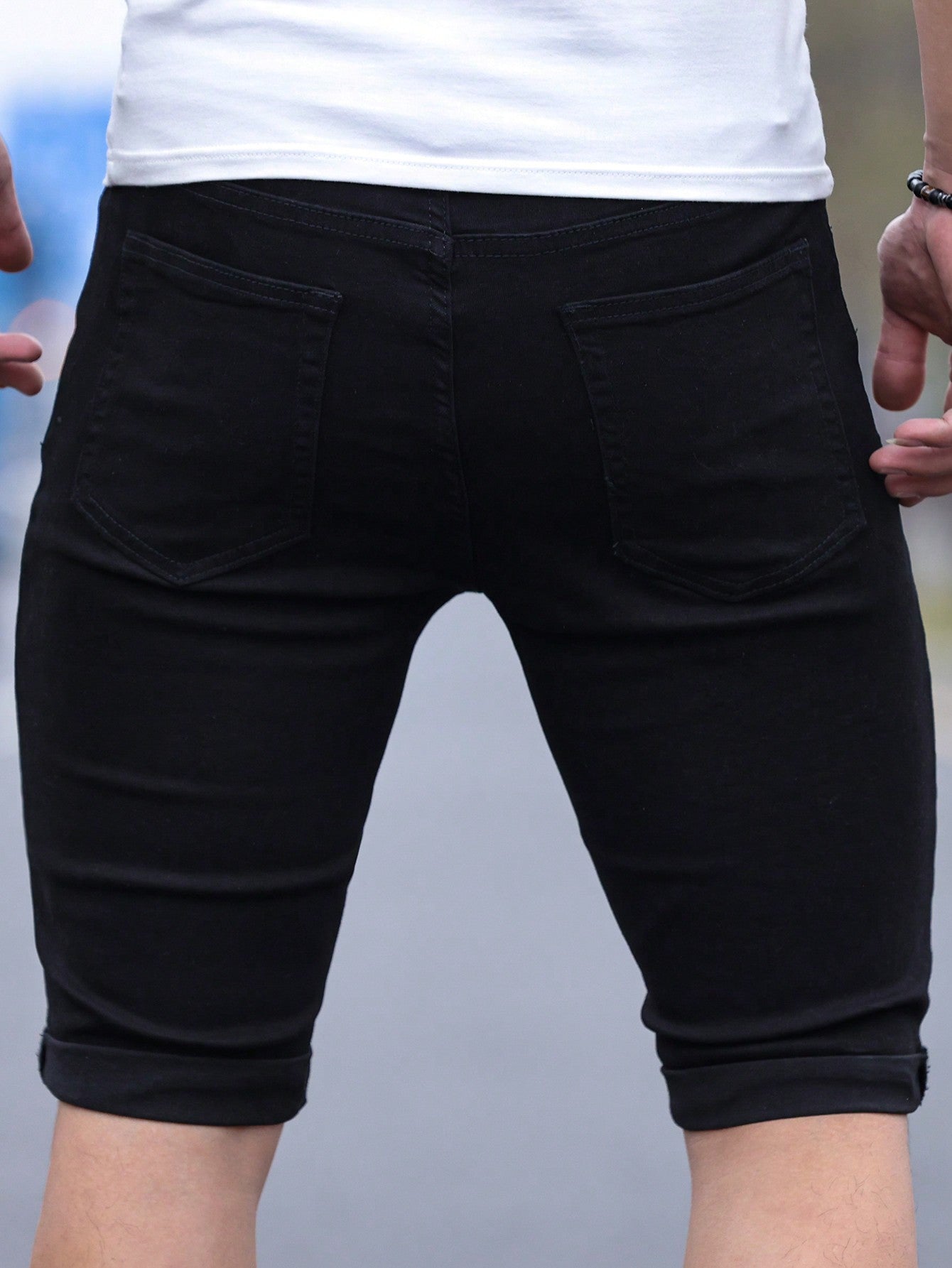 Shorts Masculino Jeans Destroyed Com Barra Desfiada Shorts Masculino Jeans Destroyed Com Barra Desfiada