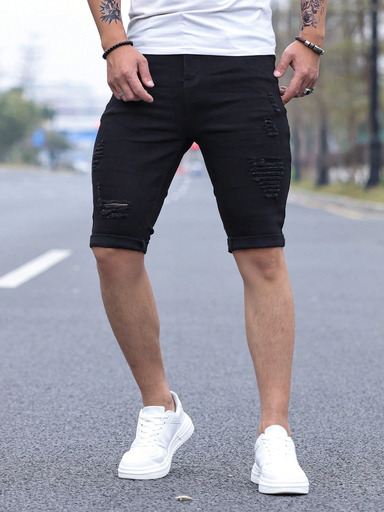 Shorts Masculino Jeans Destroyed Com Barra Desfiada Shorts Masculino Jeans Destroyed Com Barra Desfiada