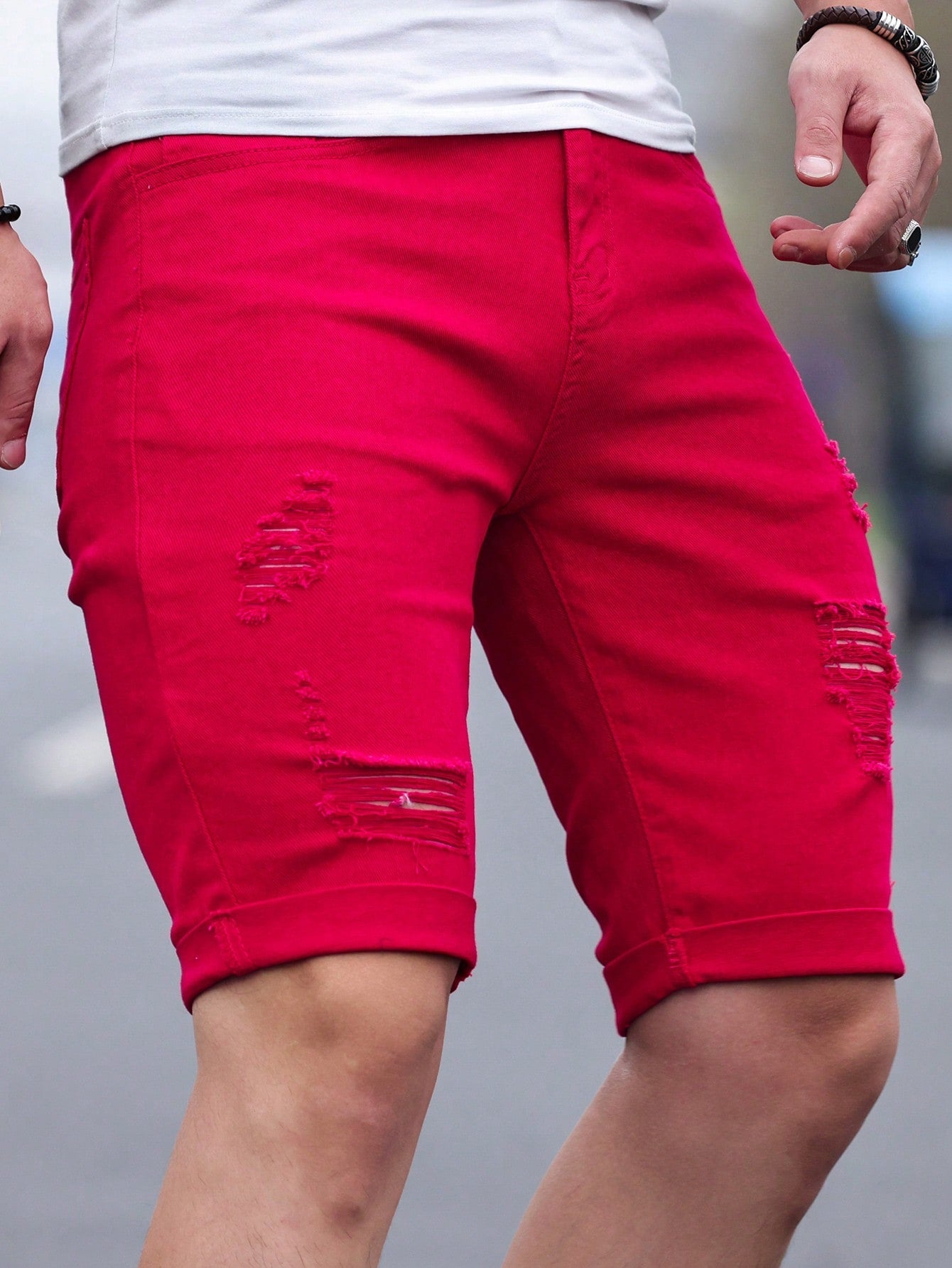 Shorts Masculino Jeans Destroyed Com Barra Desfiada Shorts Masculino Jeans Destroyed Com Barra Desfiada
