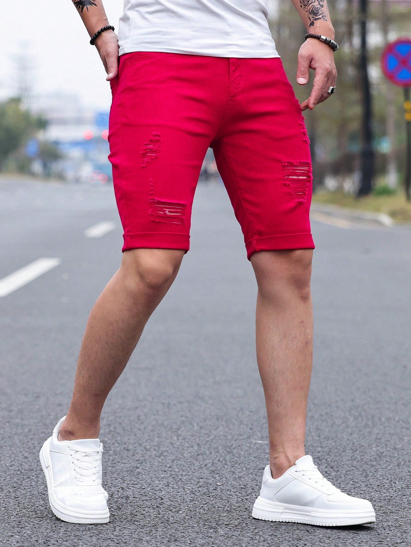 Shorts Masculino Jeans Destroyed Com Barra Desfiada Shorts Masculino Jeans Destroyed Com Barra Desfiada