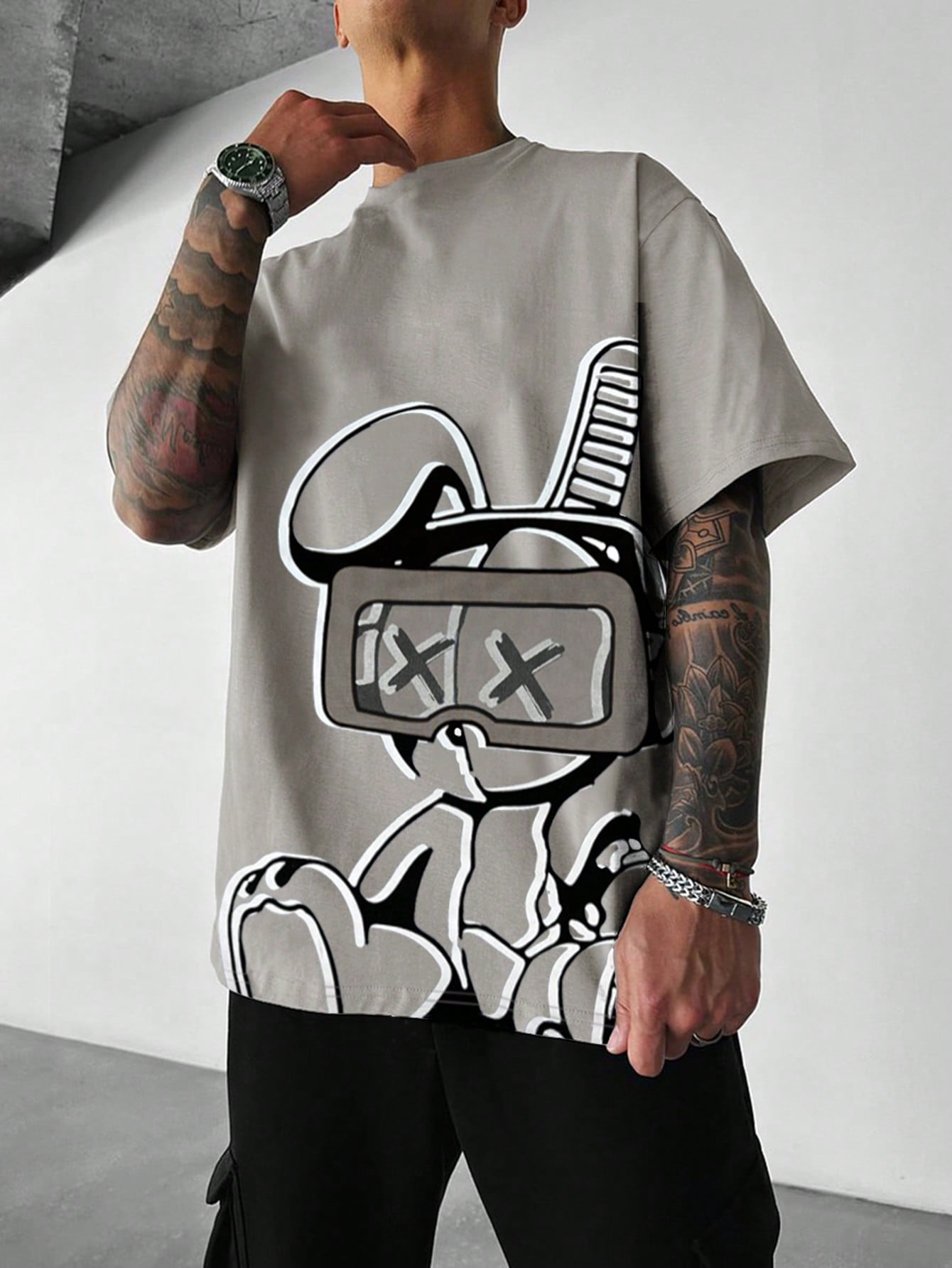 Camiseta Masculina Estampa Urbana Boneco Óculos Cinza / PP Camiseta Masculina Estampa Urbana Boneco Óculos