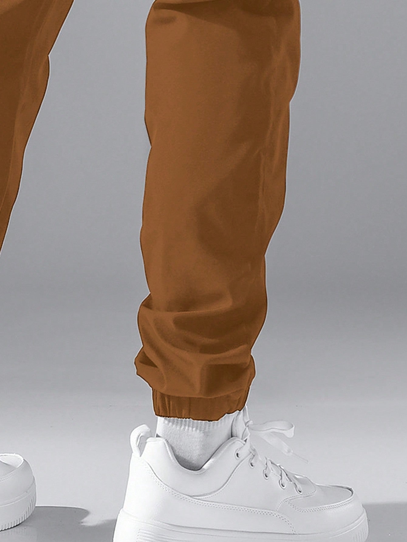 Calça Masculina Cargo Solta Bolsos Sobrepostos E Cintura Ajustável Calça Masculina Cargo Solta Bolsos Sobrepostos E