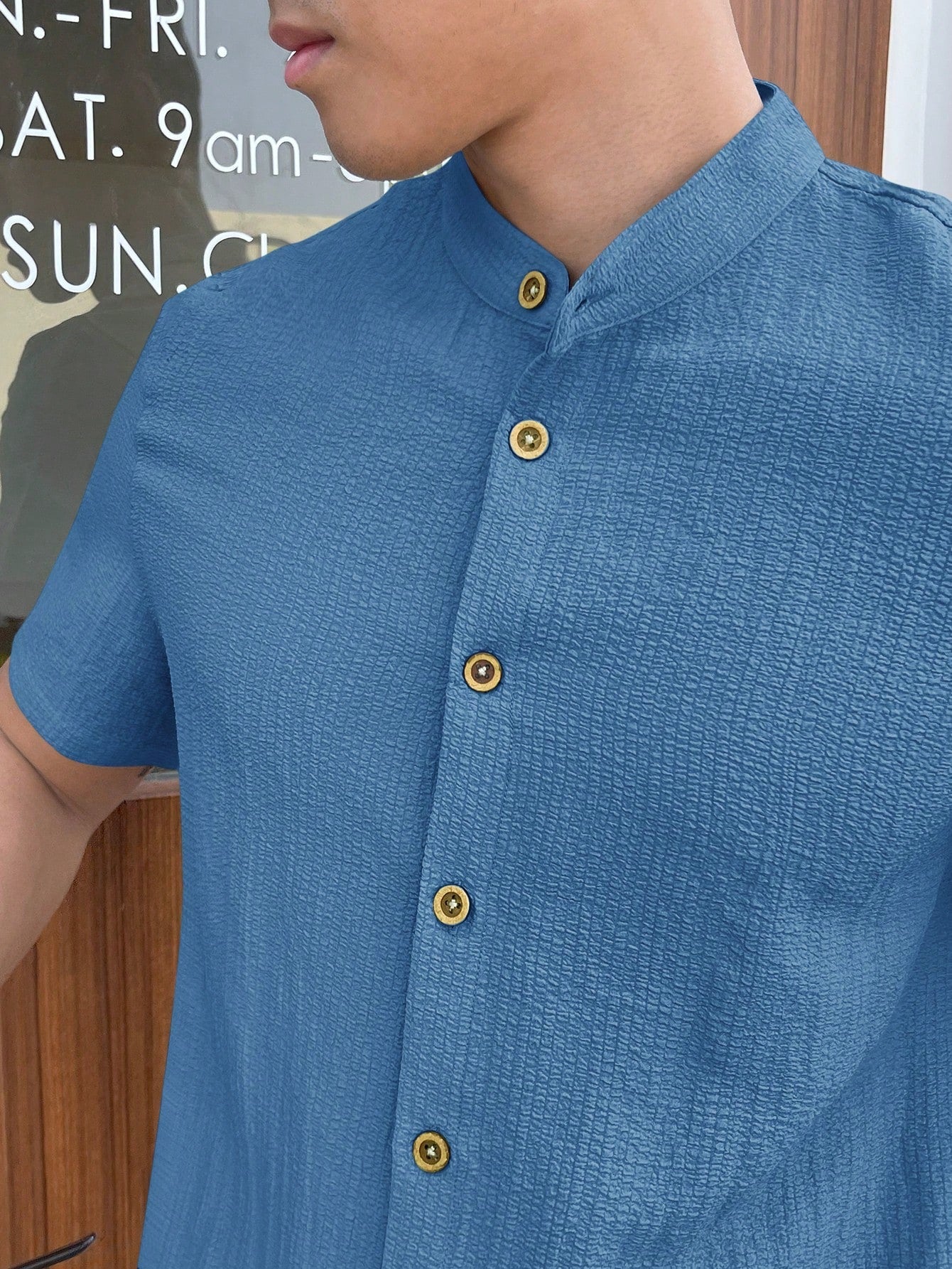 Camisa Masculina Gola Padre Botões Contrastantes Visual Moderno Camisa Masculina Gola Padre Botões Contrastantes Visual