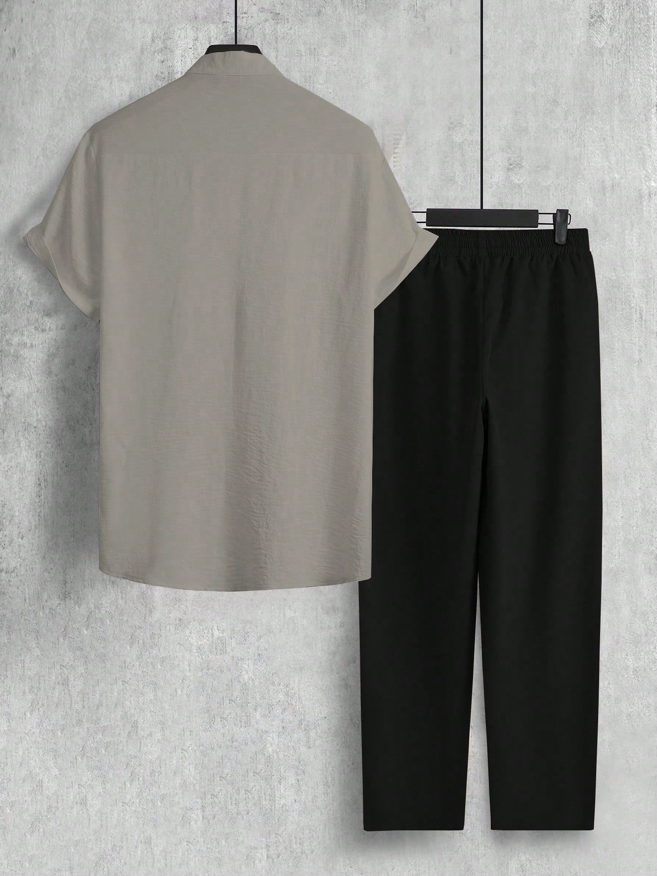 Conjunto Masculino Camisa Lisa E Calça Com Patch Decorativo Conjunto Masculino Camisa Lisa E Calça Com Patch Decorativo