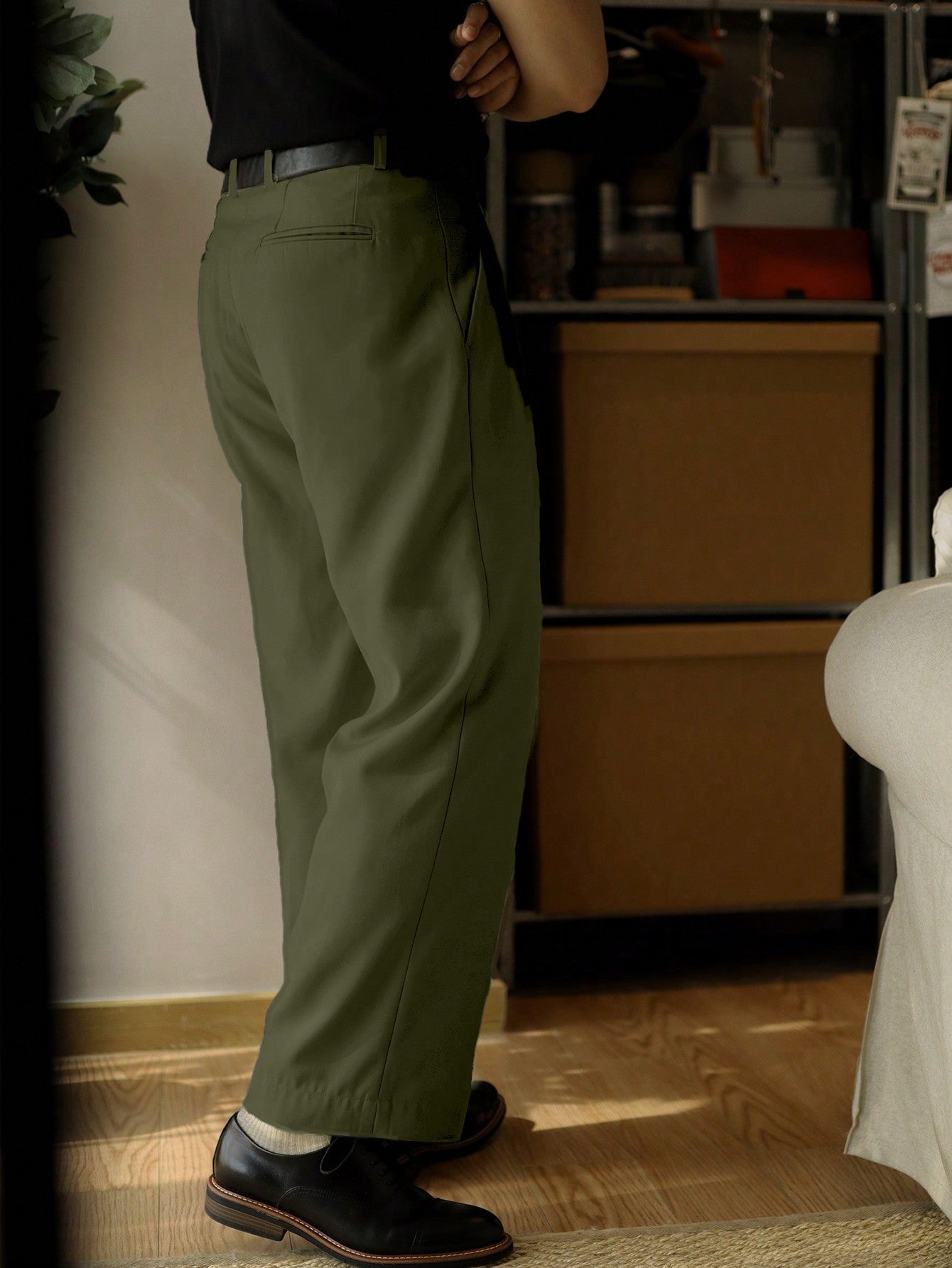 Calça Masculina Alfaiataria Com Pregas E Corte Reto Elegante Calça Masculina Alfaiataria Com Pregas E Corte Reto