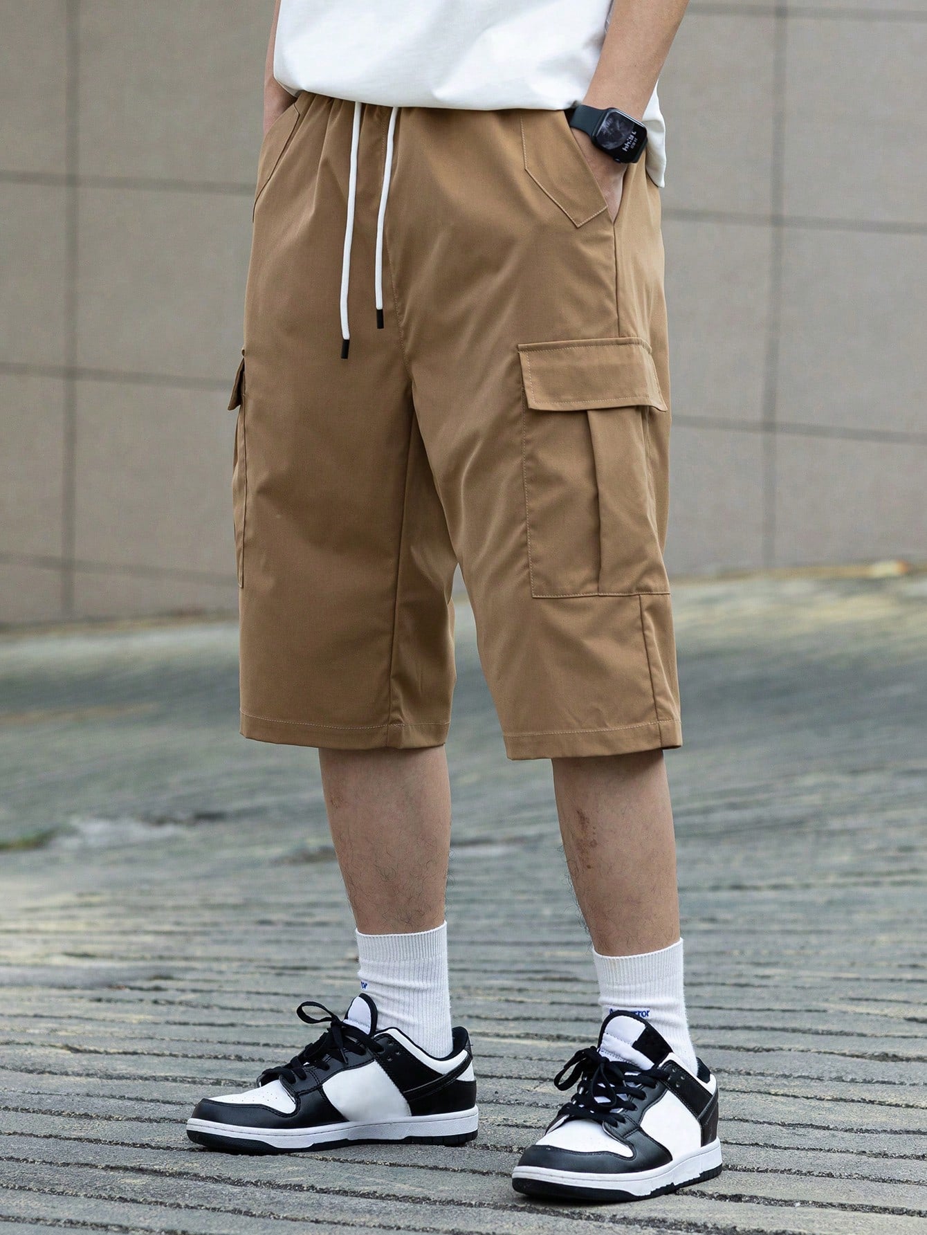 Bermuda Masculina Cargo Com Bolsos Laterais E Cintura Ajustável Caqui / PP Bermuda Masculina Cargo Com Bolsos Laterais