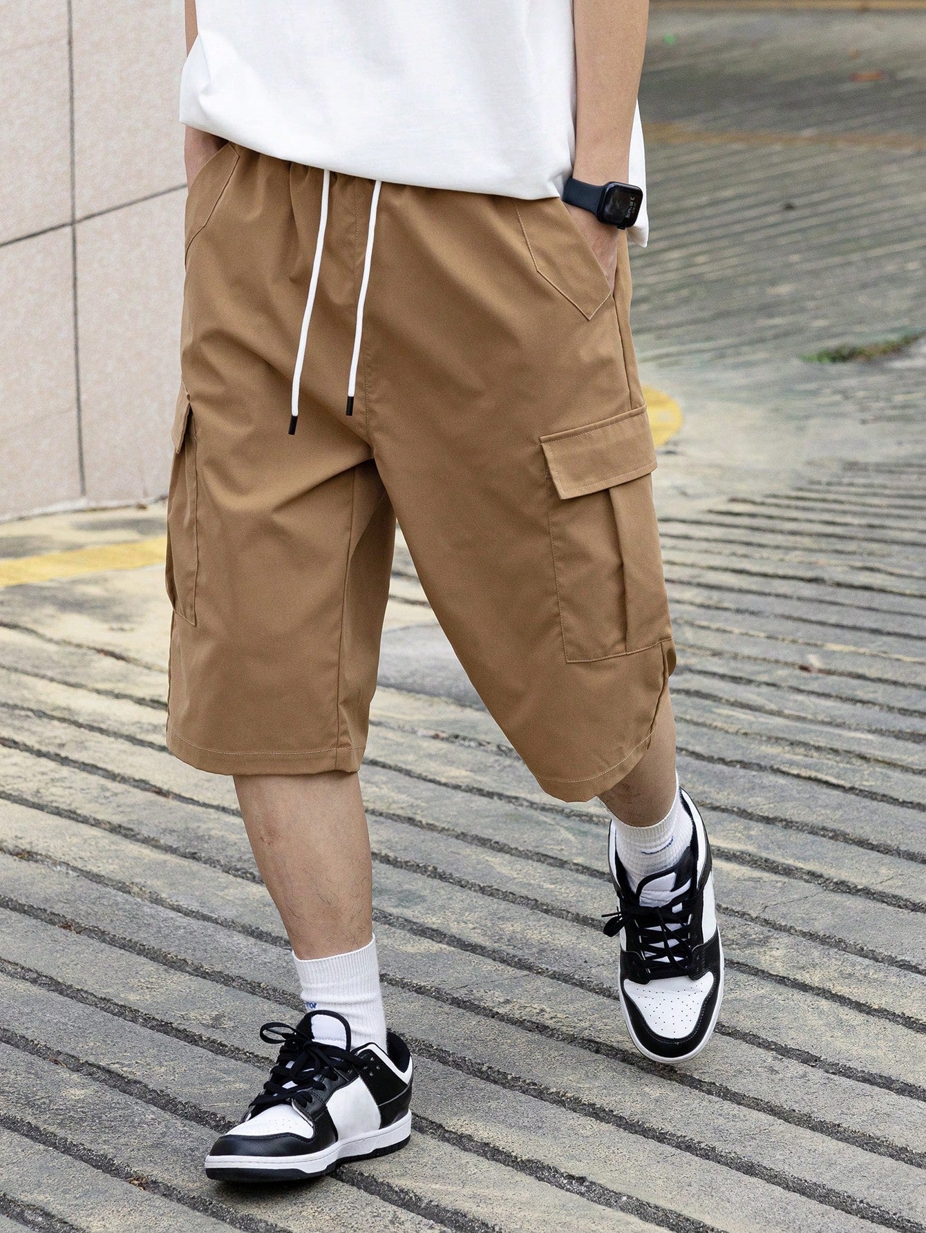 Bermuda Masculina Cargo Com Bolsos Laterais E Cintura Ajustável Bermuda Masculina Cargo Com Bolsos Laterais E Cintura