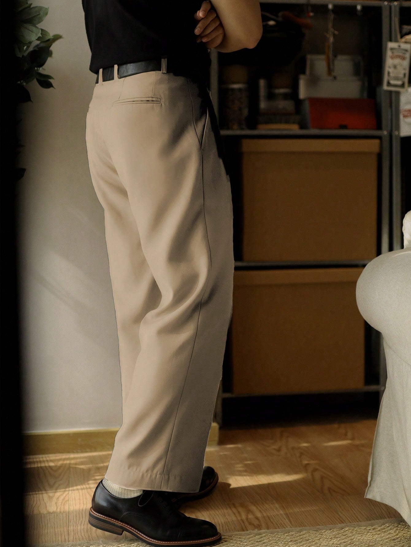 Calça Masculina Alfaiataria Com Pregas E Corte Reto Elegante Calça Masculina Alfaiataria Com Pregas E Corte Reto